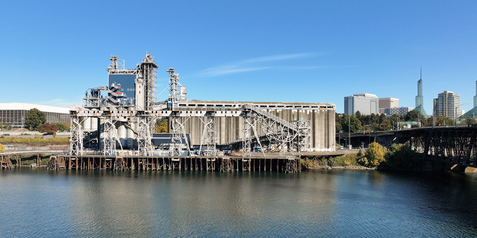 〈アルビナ・リバーサイド（Albina Riverside）〉AD—WO、MALL、Wayside Studio