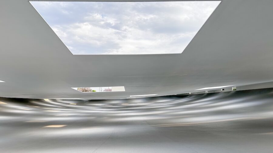 石上純也が設計した〈KAIT広場〉で建築家・中川宏文が「Sein」1stコレクションを発表