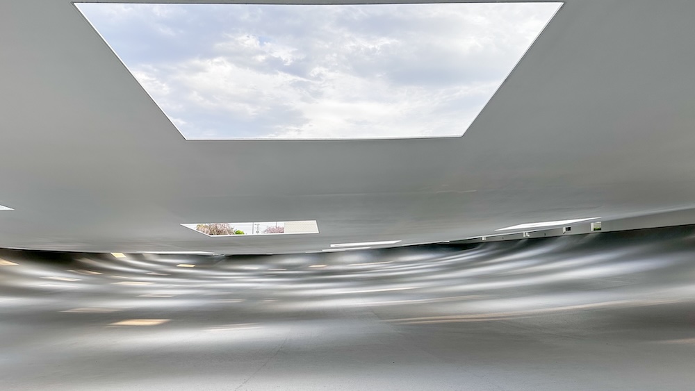 石上純也が設計した〈KAIT広場〉で建築家・中川宏文が「Sein」1stコレクションを発表