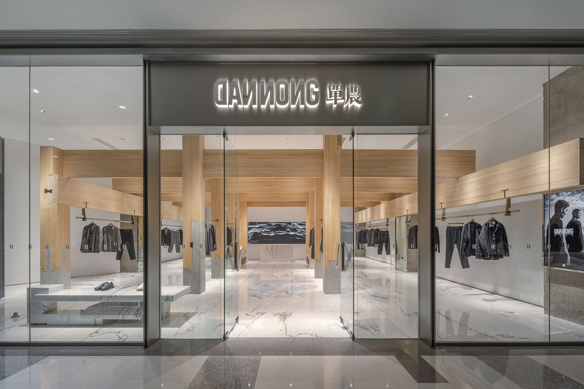 〈禅の柱（Pillar of Zen） — DANNONG Store at The MixC Taiyuan〉LUOスタジオ（LUO studio）