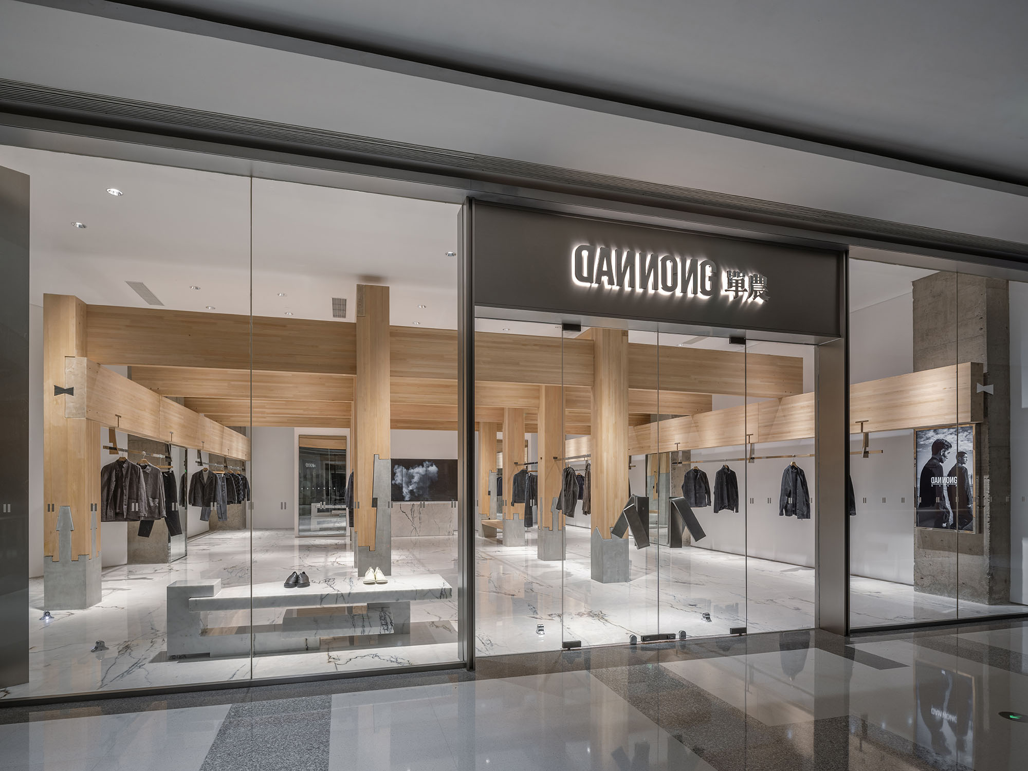 〈禅の柱（Pillar of Zen） — DANNONG Store at The MixC Taiyuan〉LUOスタジオ（LUO studio）