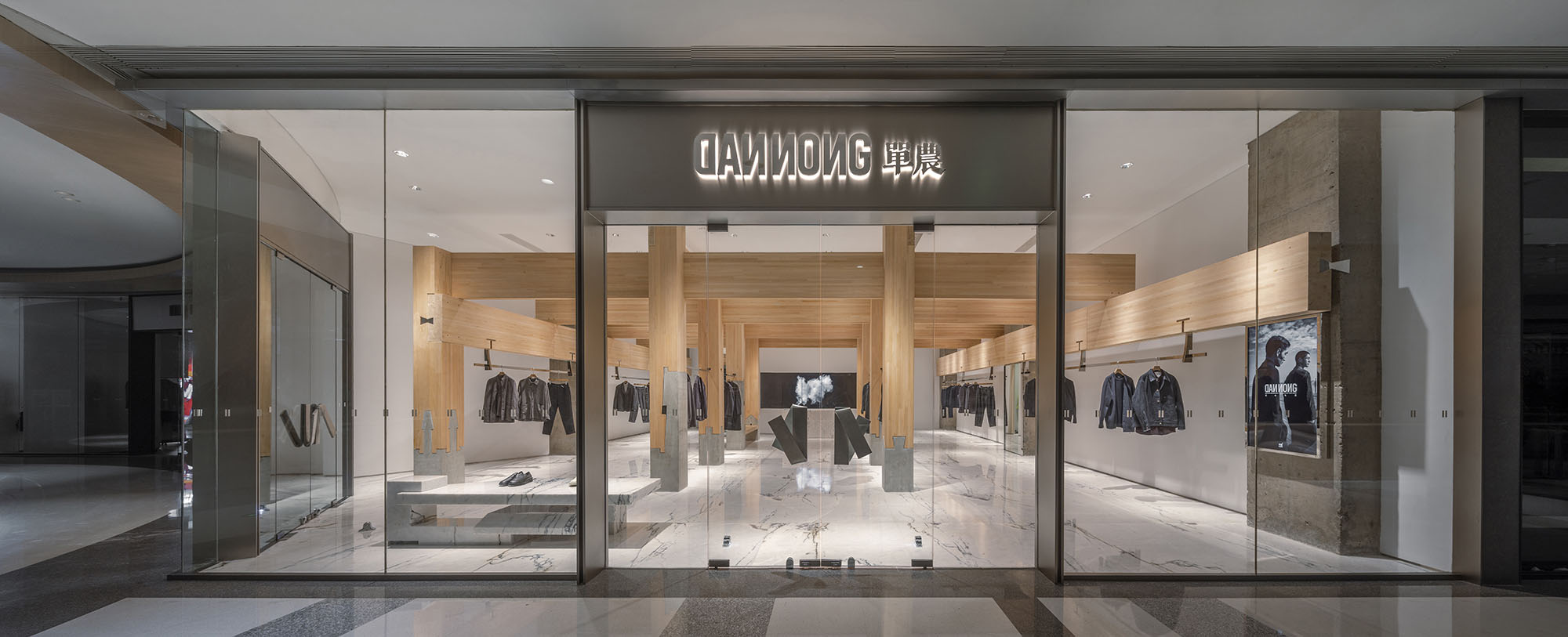 〈禅の柱（Pillar of Zen） — DANNONG Store at The MixC Taiyuan〉LUOスタジオ（LUO studio）