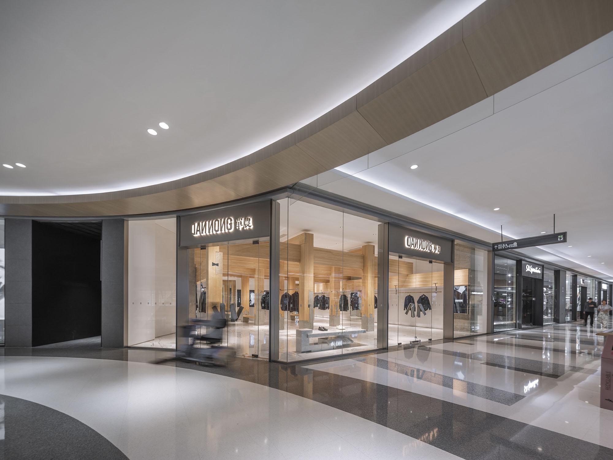 〈禅の柱（Pillar of Zen） — DANNONG Store at The MixC Taiyuan〉LUOスタジオ（LUO studio）