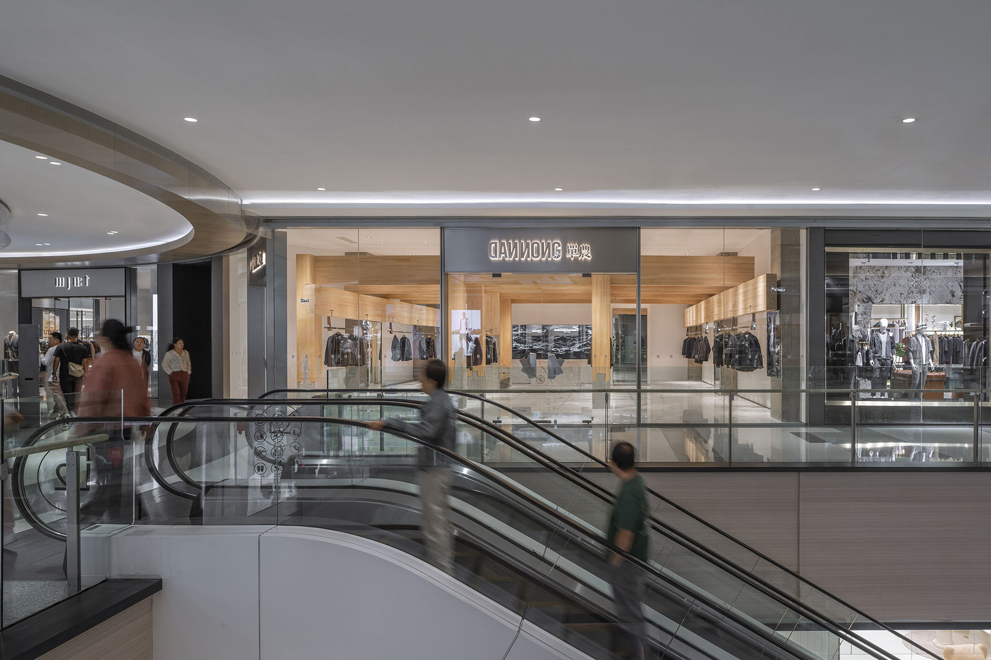 〈禅の柱（Pillar of Zen） — DANNONG Store at The MixC Taiyuan〉LUOスタジオ（LUO studio）