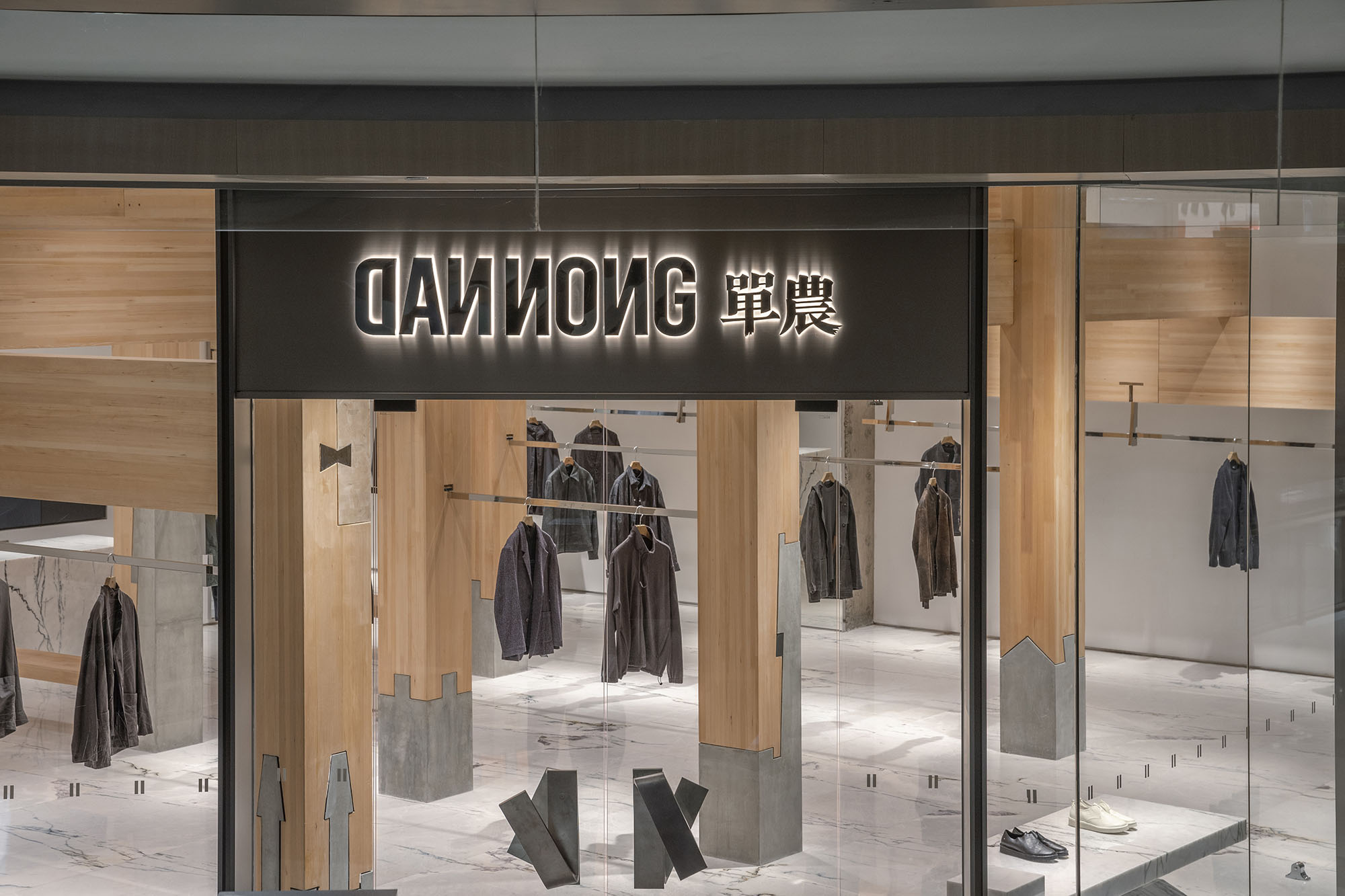 〈禅の柱（Pillar of Zen） — DANNONG Store at The MixC Taiyuan〉LUOスタジオ（LUO studio）