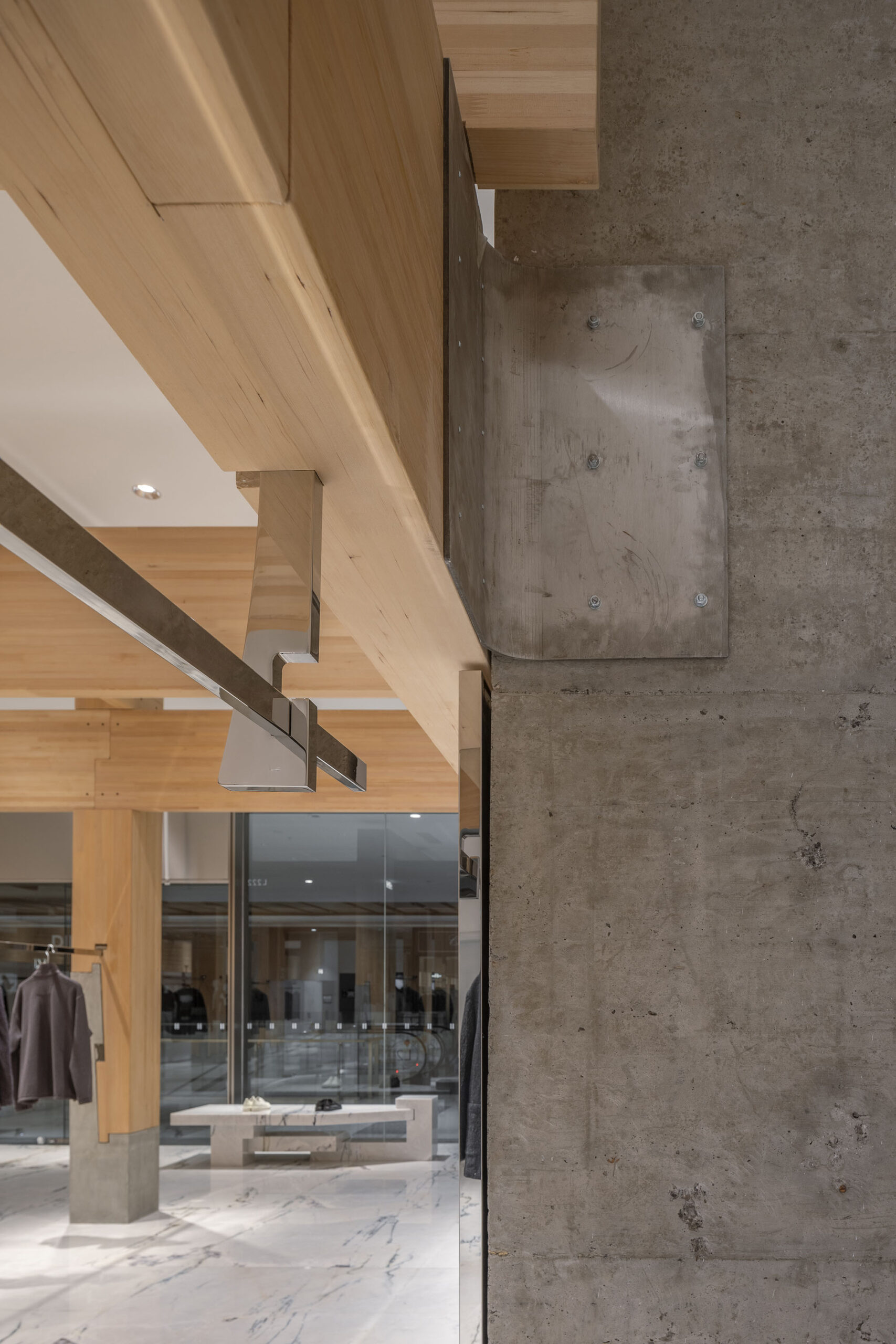 木とコンクリートをつなぐ「ほぞ継ぎ」の店舗デザイン 東洋の建築美学を受け継ぐ〈禅の柱 — DANNONG Store at The MixC Taiyuan〉