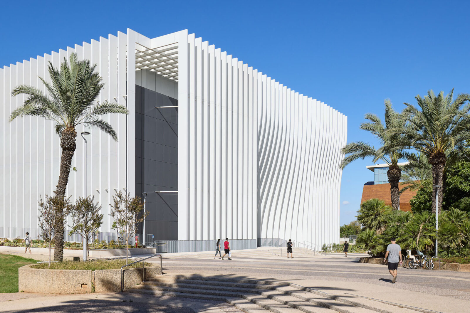 ナノ科学の世界を体現する、テルアビブ大学に誕生した純白の直方体〈ヤン・クーム・ナノサイエンス＆ナノテクノロジーセンター〉ミシェル・レモン＆アソシエイツ、イスラエル