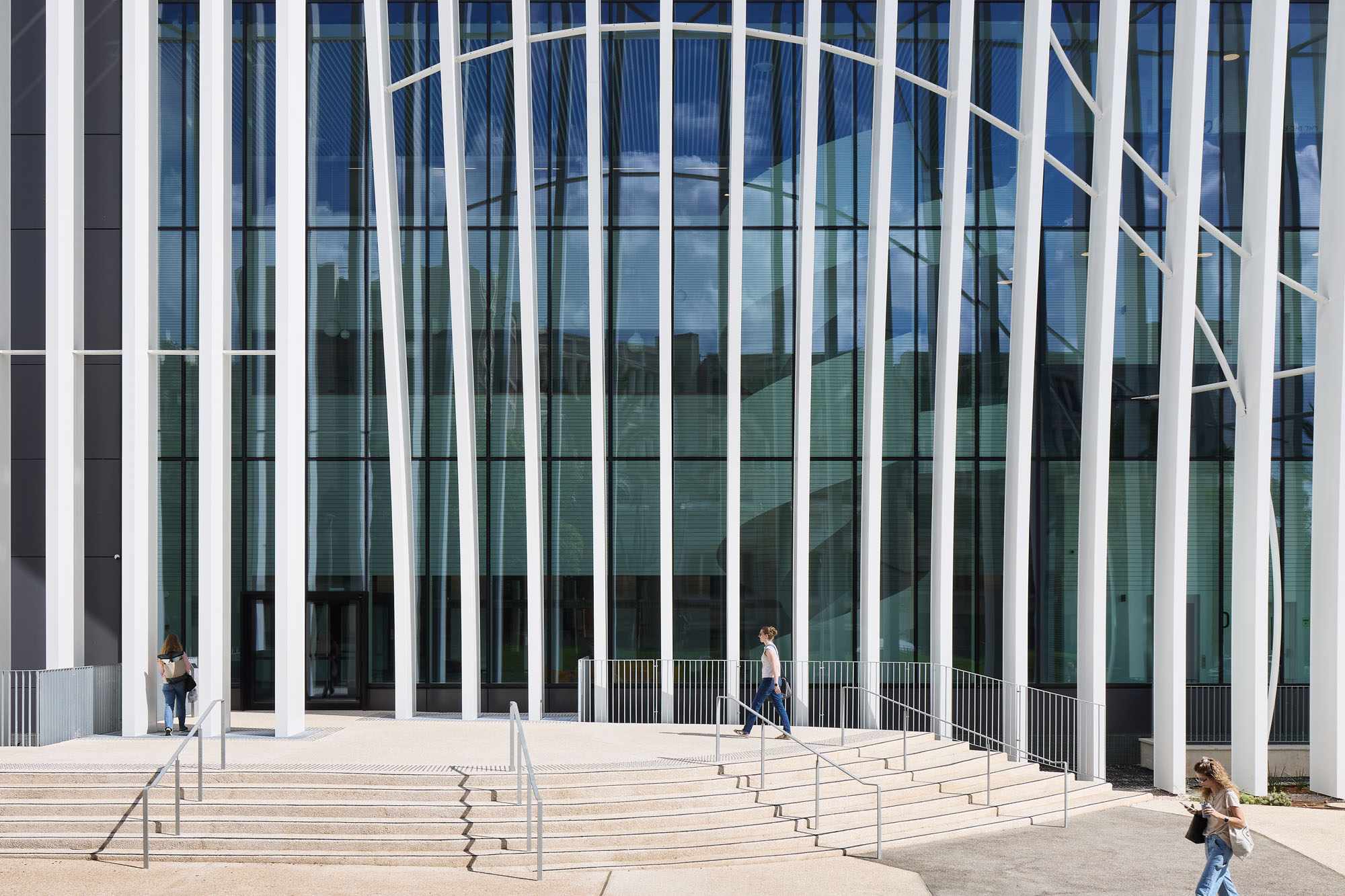 〈ヤン・クーム・ナノサイエンス＆ナノテクノロジーセンター（Jan Koum Center for Nanoscience and Nanotechnology）〉ミシェル・レモン＆アソシエイツ（MICHEL RÉMON & ASSOCIÉS）