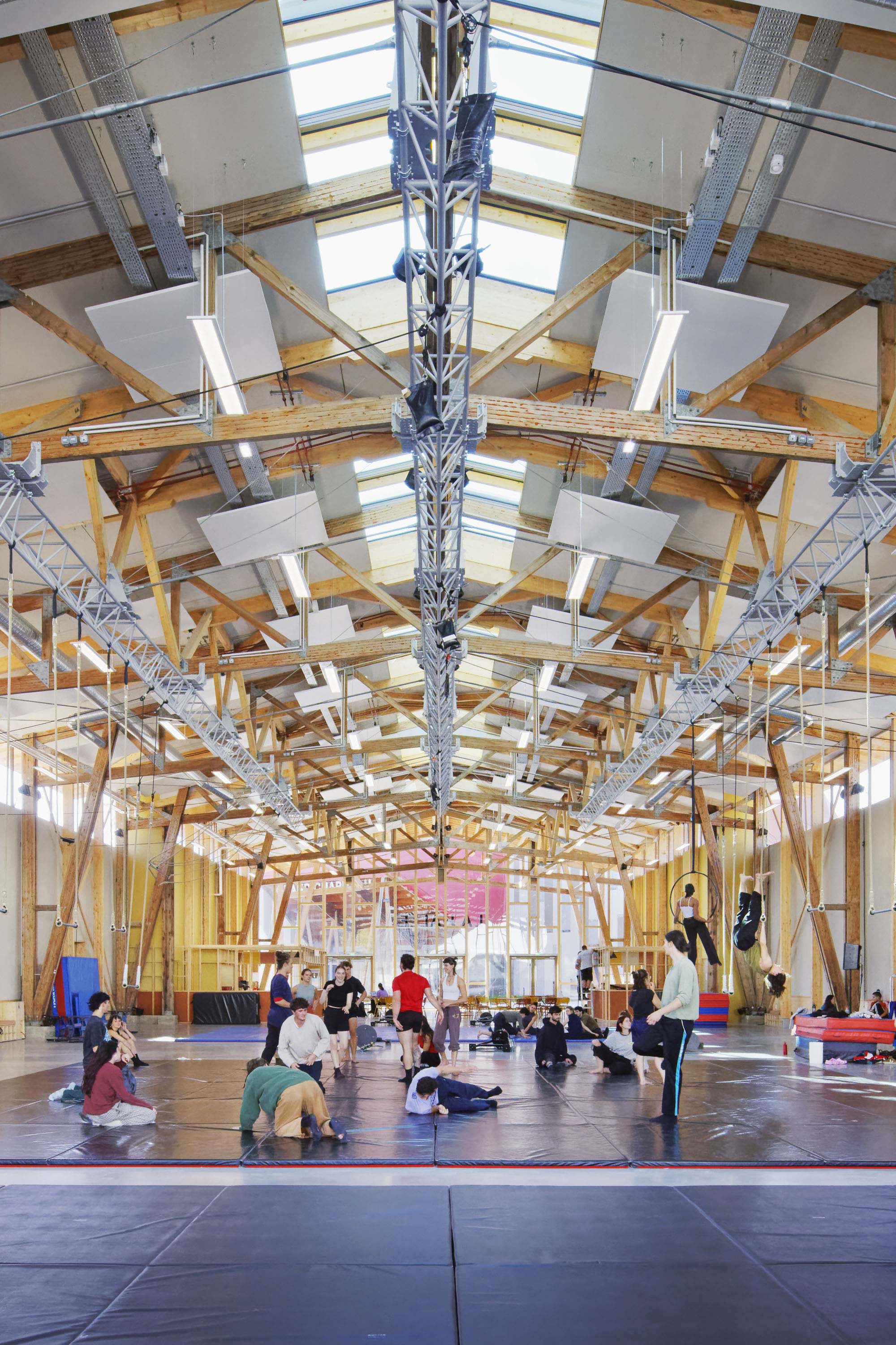 〈アカデミー・フラテリーニ(Académie Fratellini)〉アトリエ・デュ・ポン(Atelier du Pont)