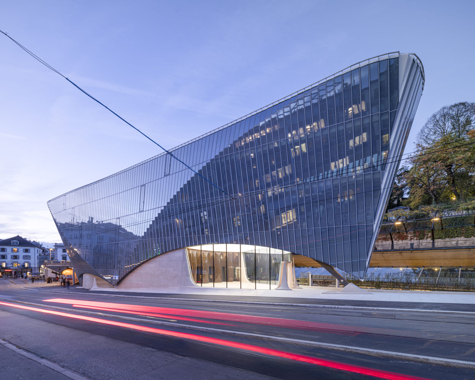 サンティアゴ・カラトラバによる、軽快さと重厚さを合わせもつ〈ハウス・ツム・ファルケン〉スイス