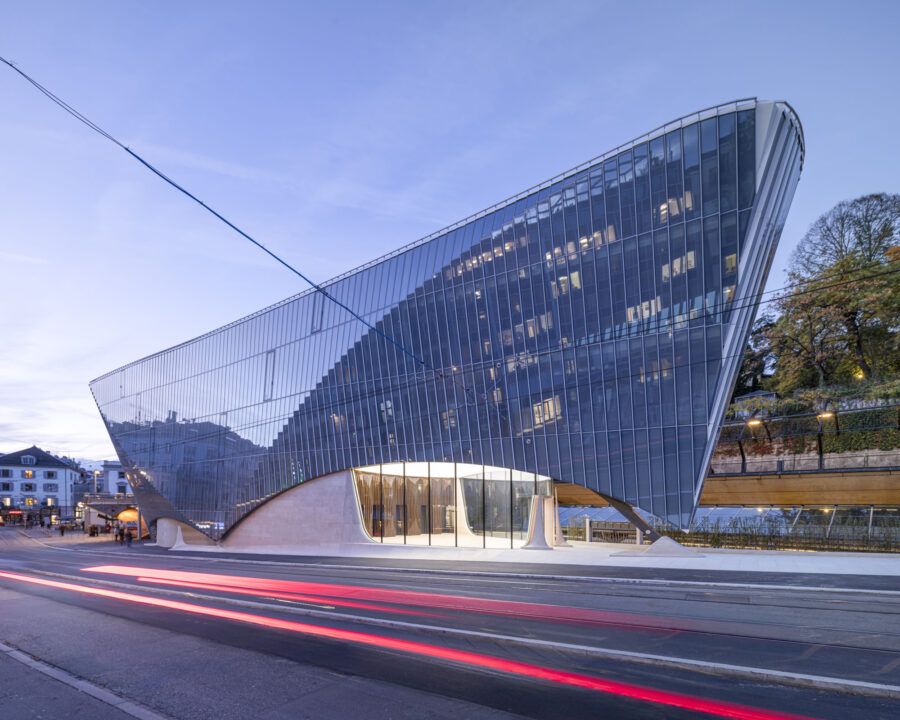 サンティアゴ・カラトラバによる、軽快さと重厚さを合わせもつ〈ハウス・ツム・ファルケン〉スイス