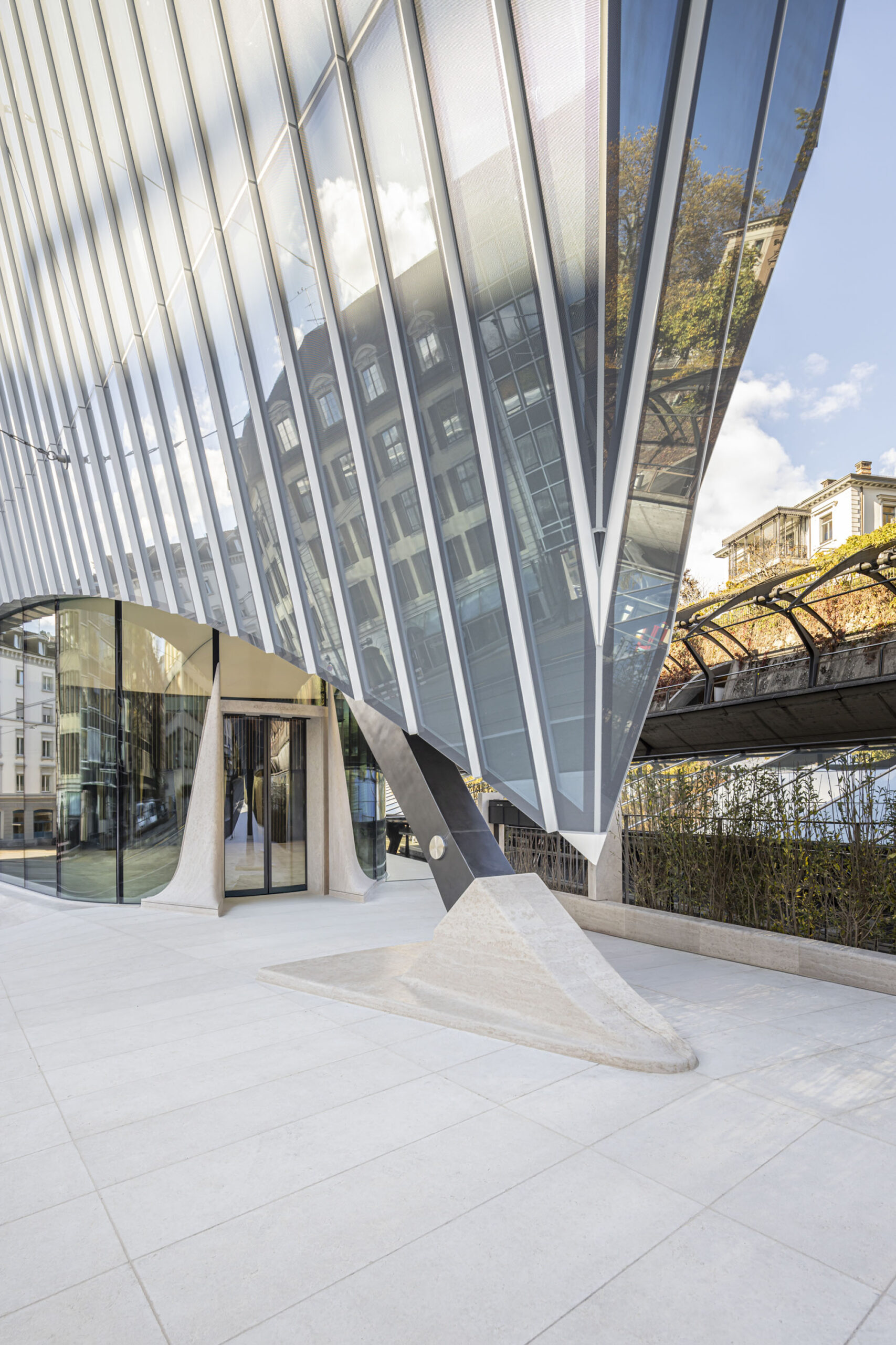 〈ハウス・ツム・ファルケン(Haus zum Falken)〉サンティアゴ・カラトラバ(Santiago Calatrava)