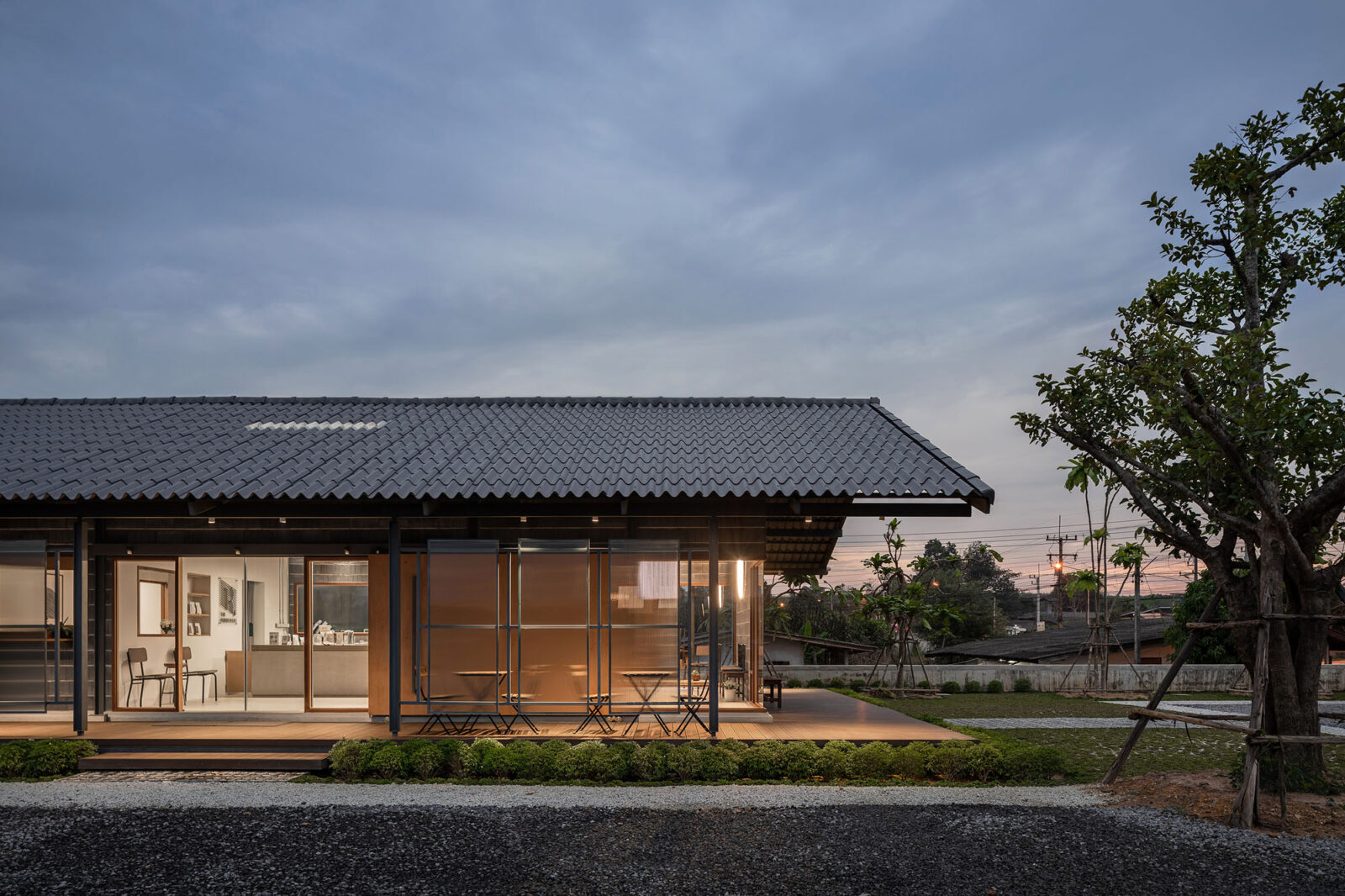 工場の記憶を空間に埋め込むタイのカフェ〈The Rubber(er) Café〉SA-ARDスタジオ