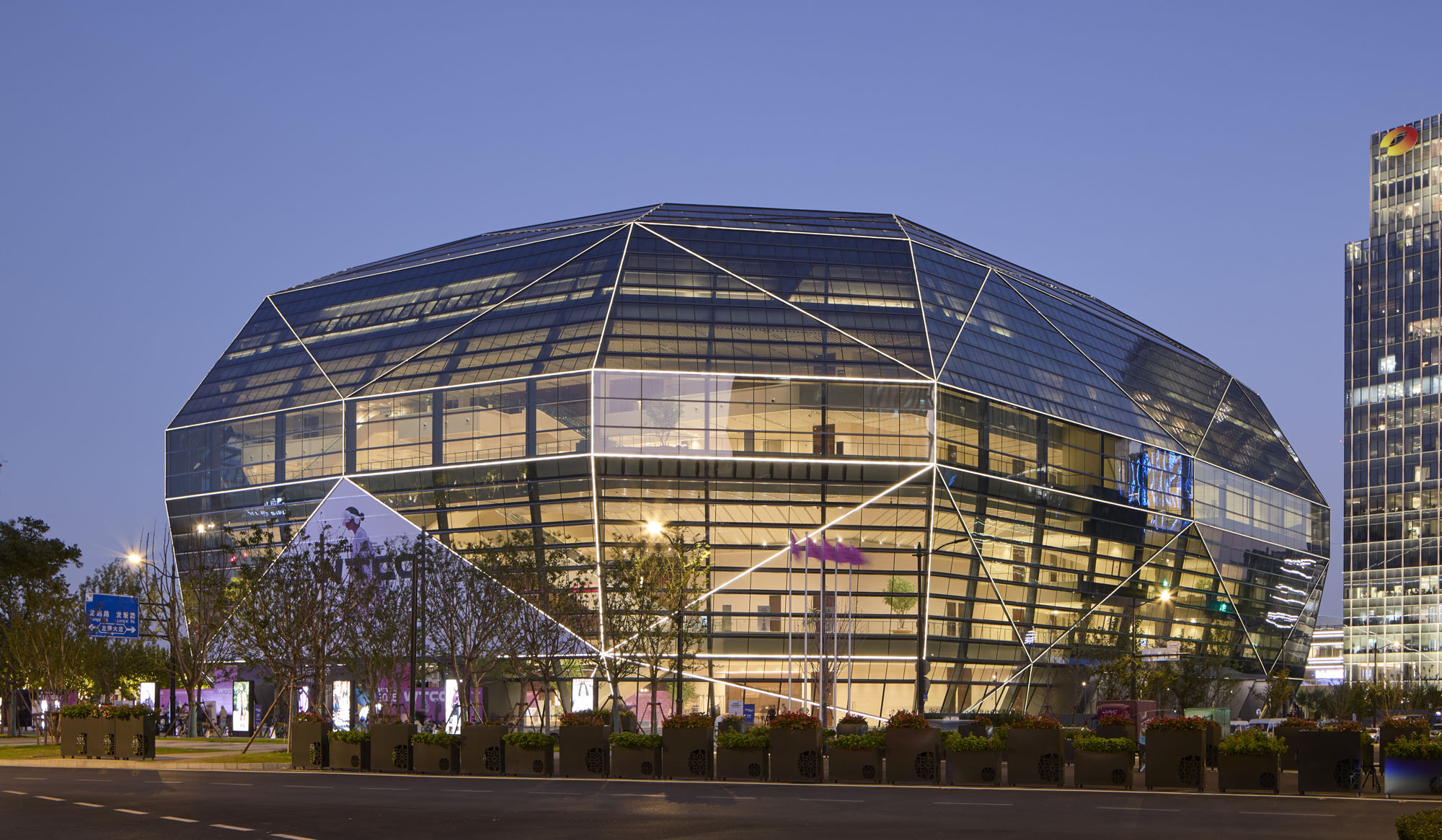 〈上海ウェストバンド・コンベンションセンター(Shanghai West Bund Convention Center)〉スキッドモア・オーウィングズ・アンド・メリル(Skidmore, Owings & Merrill、SOM)