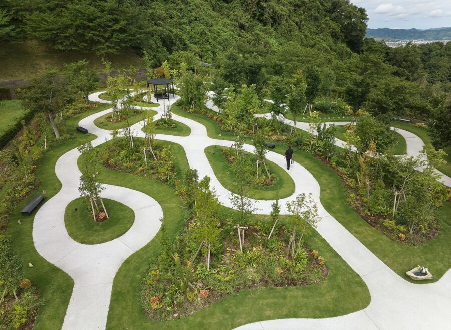 五色台メモリアルパーク樹木葬墓所森の墓園「語らいの小径」 / キー・オペレーション