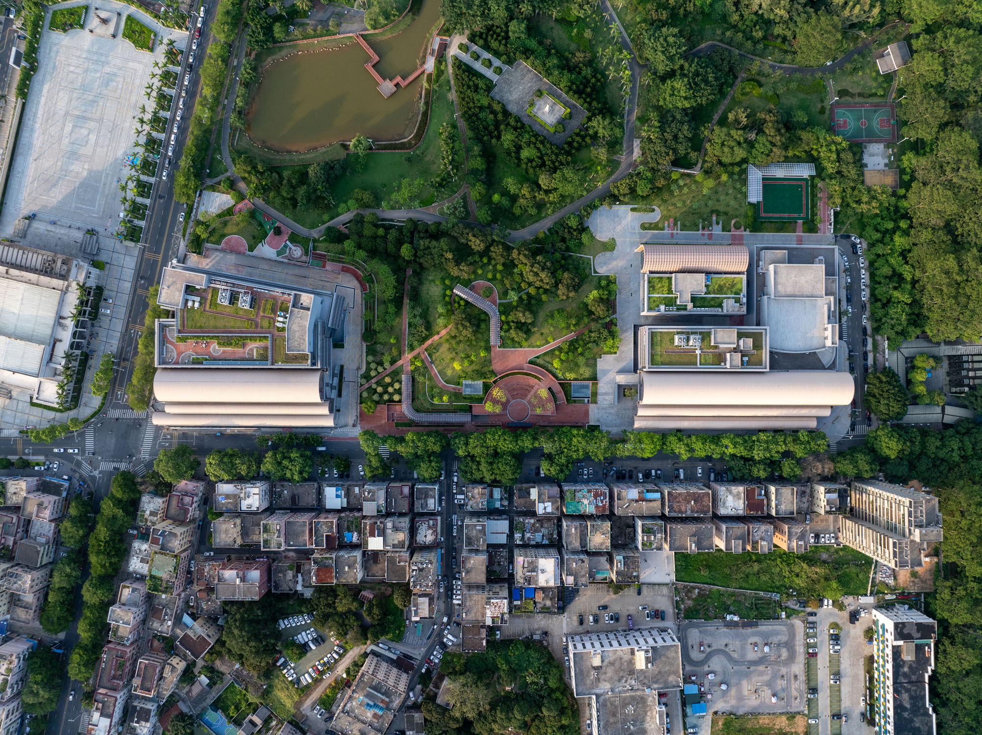 〈坑梓文化技術センター（Kengzi Cultural and Technology Centre）〉湯樺建築設計事務所（Tanghua Architect & Associates）