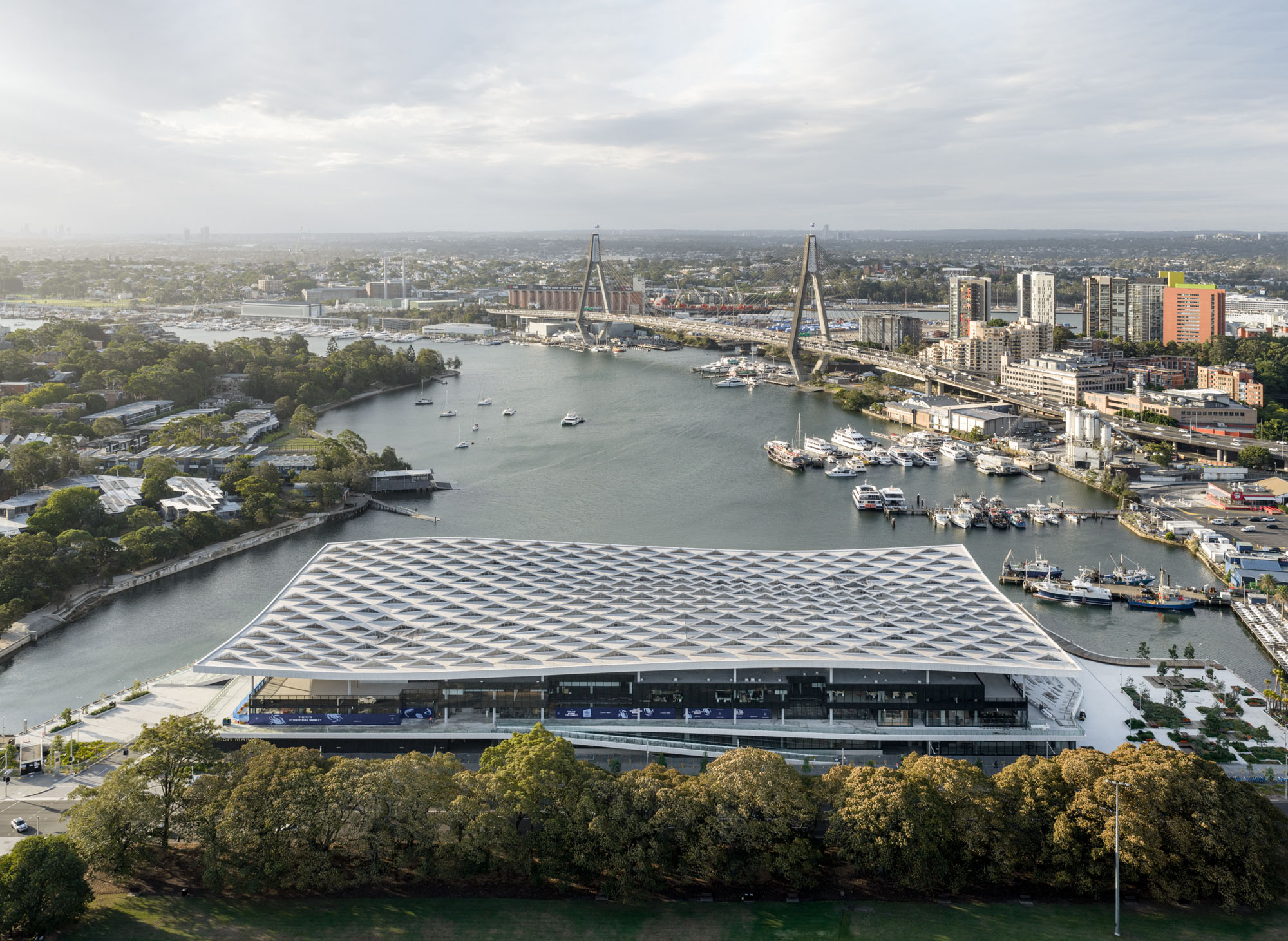 〈シドニー・フィッシュマーケット(Sydney Fish Market)〉3XN、GXN、BVN、ASPECT Studios