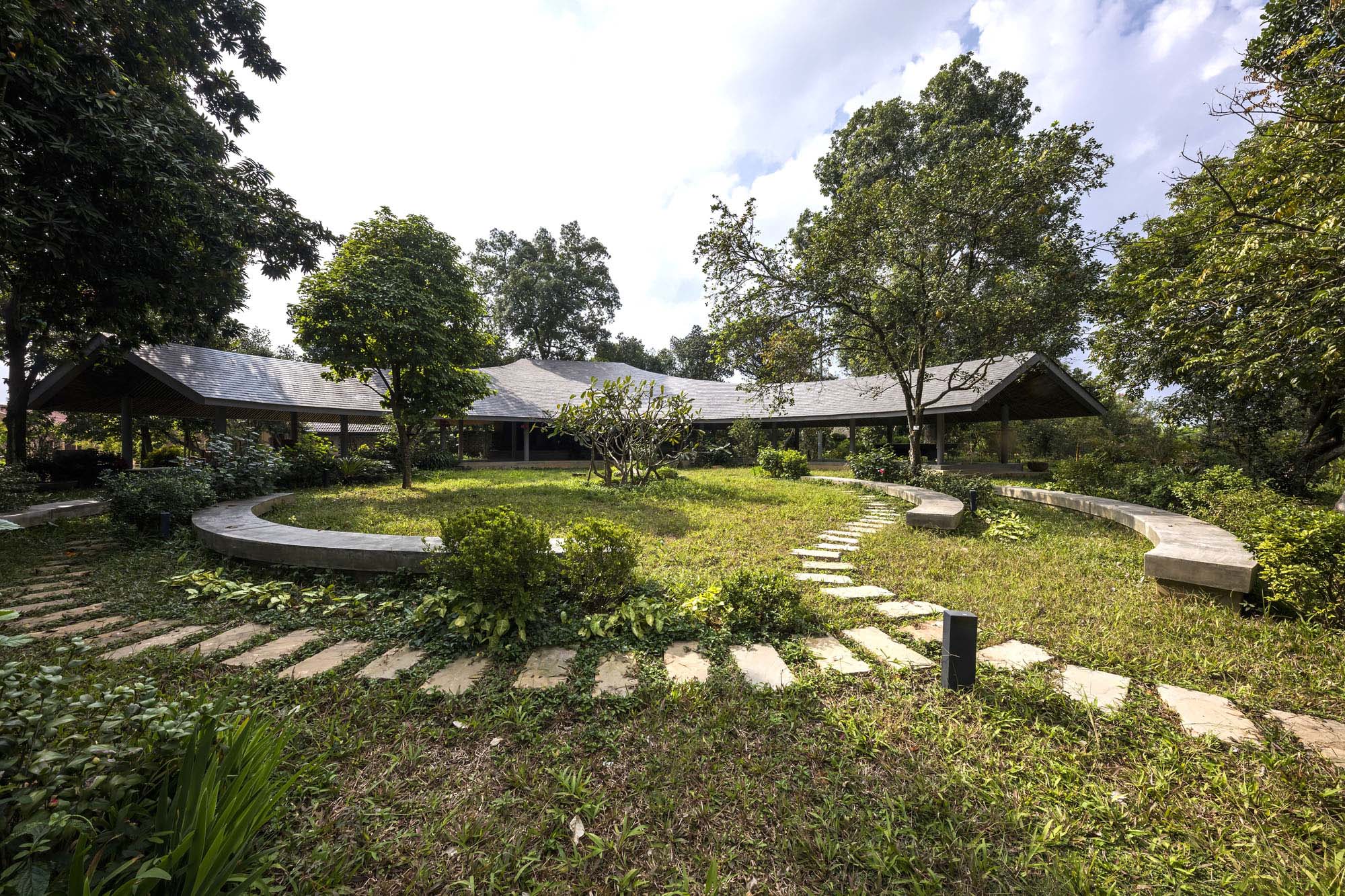 〈ジャックフルーツ・ビレッジ（Jackfruit Village）〉1 + 1＞2アーキテクツ（1+1>2 Architects）