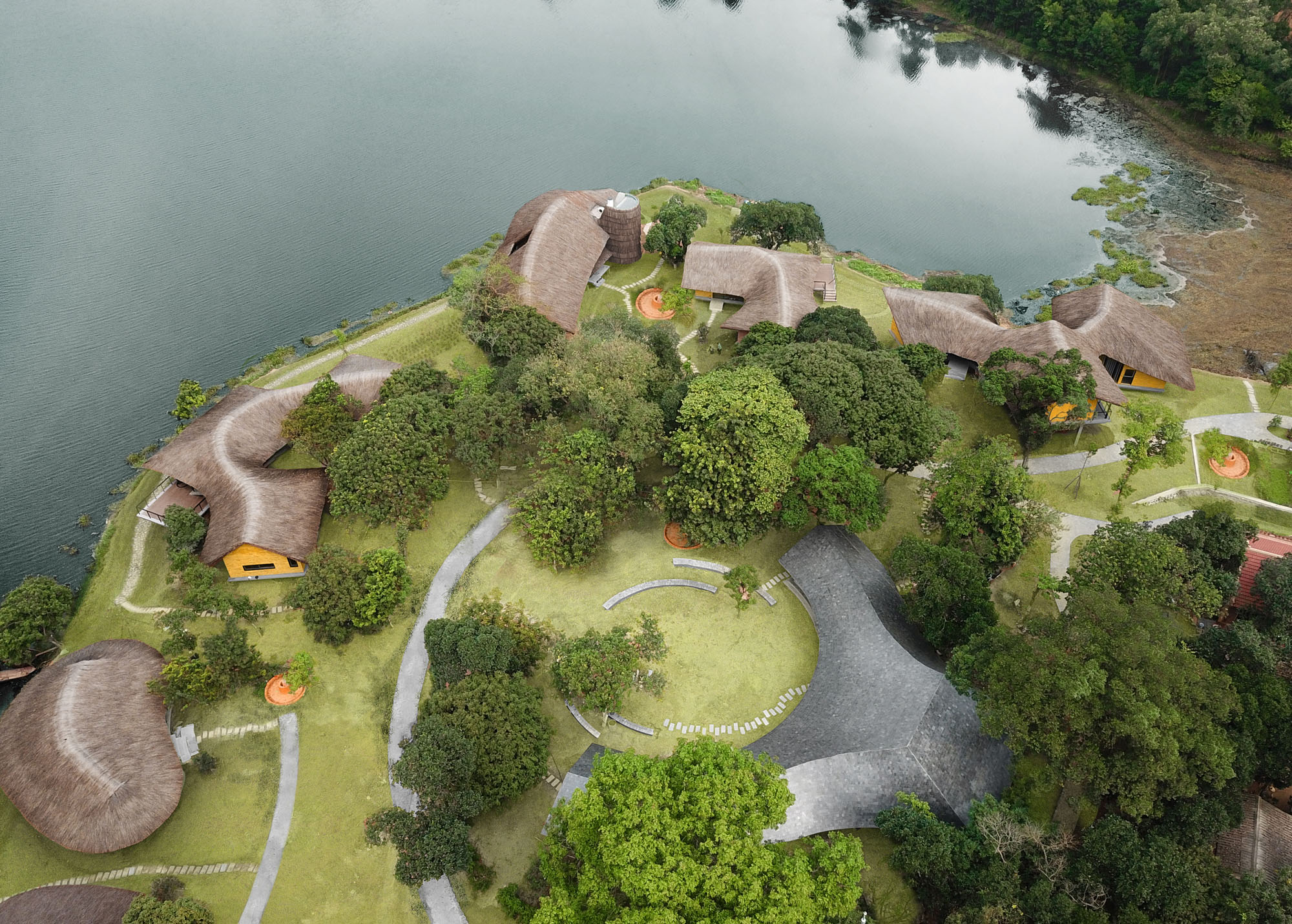 〈ジャックフルーツ・ビレッジ（Jackfruit Village）〉1 + 1＞2アーキテクツ（1+1>2 Architects）