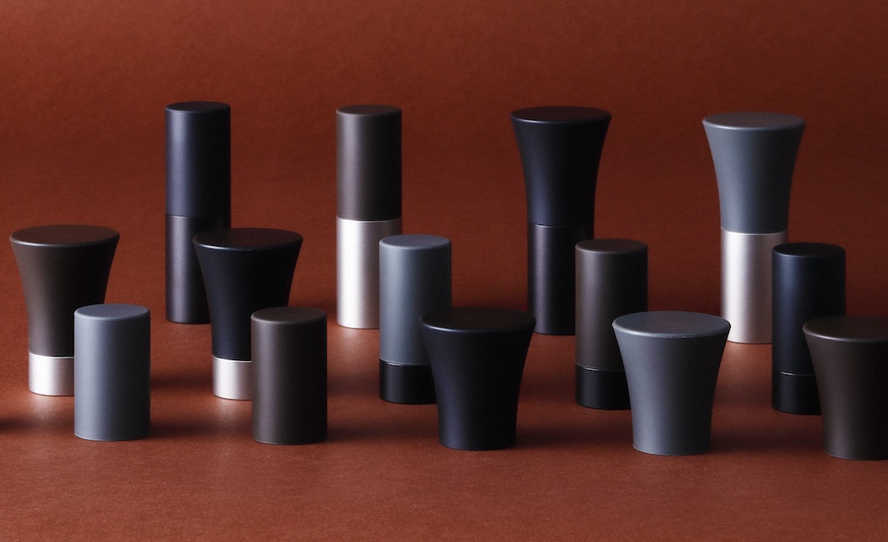 クマモトがミニマルデザインの最高級ステンレス戸当りシリーズ〈APLUS AT〉を発表、1/28発売