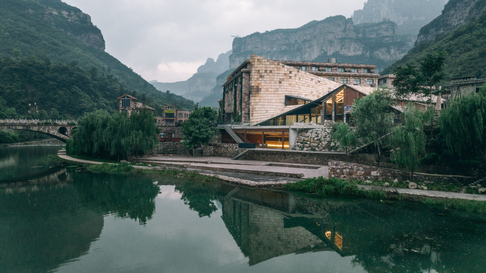 1600枚の古石板で描く曲面屋根〈太行新宇美術館〉王冲スタジオ, 中国