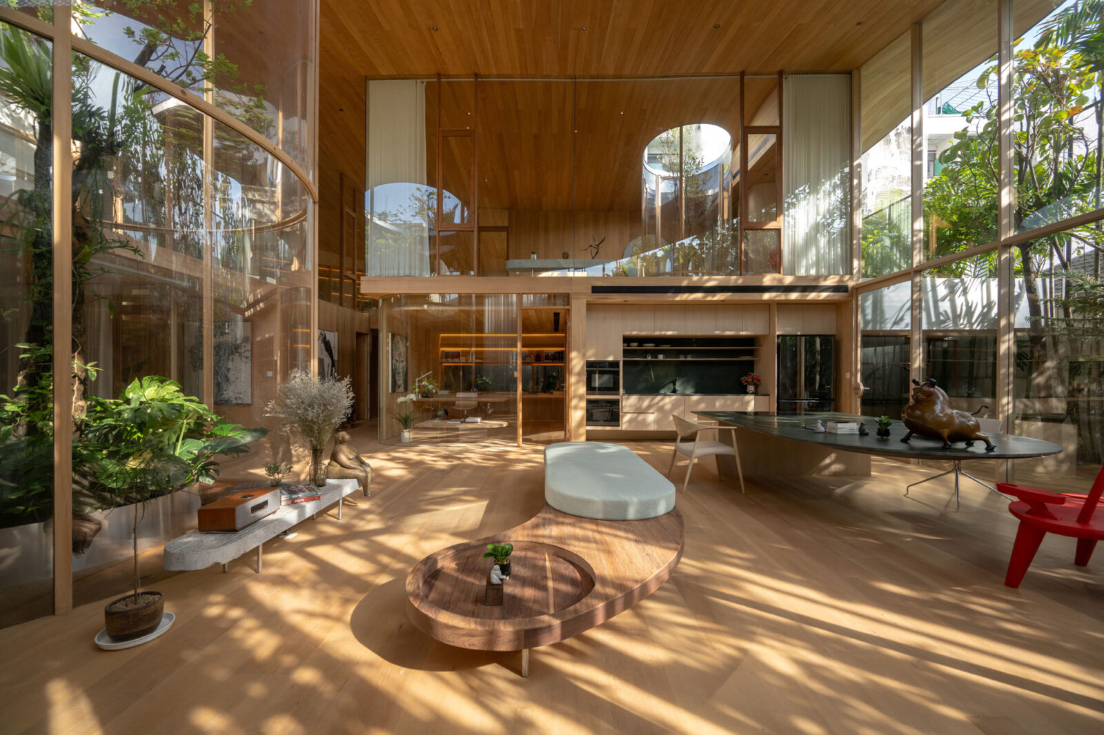 既存樹木を曲面ガラスで包み込む、タイ・バンコクの建築家自邸〈テラリウムハウス〉Unknown Surface Studio