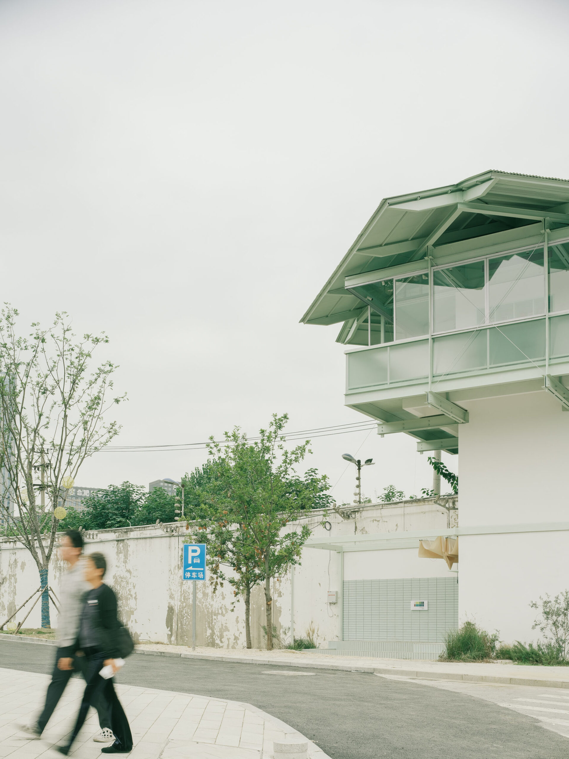 〈とても小さな24時間営業の本屋(A Very Small 24-hour Bookstore)〉