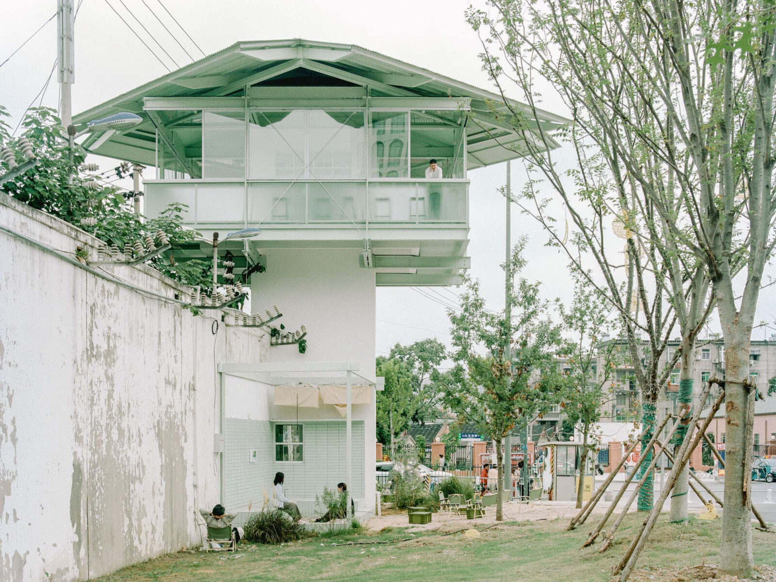 旧看守塔を再生した地域のための書店〈とても小さな24時間営業の本屋〉SZ-Architects, 中国