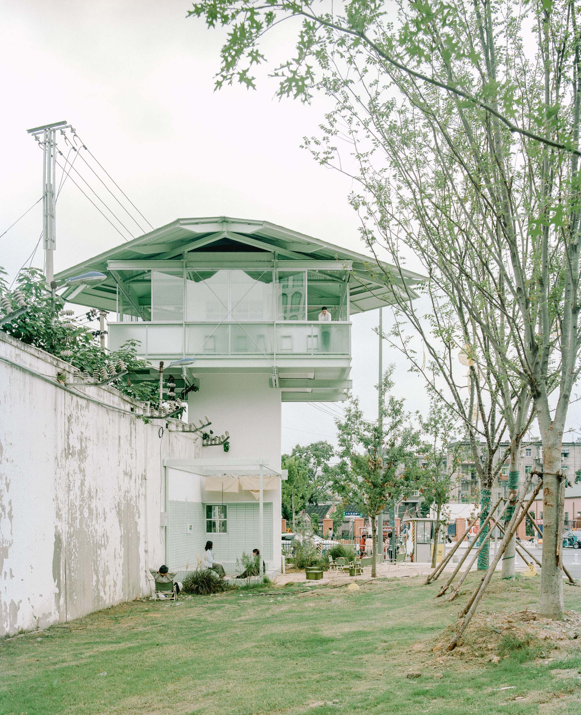 〈とても小さな24時間営業の本屋(A Very Small 24-hour Bookstore)〉