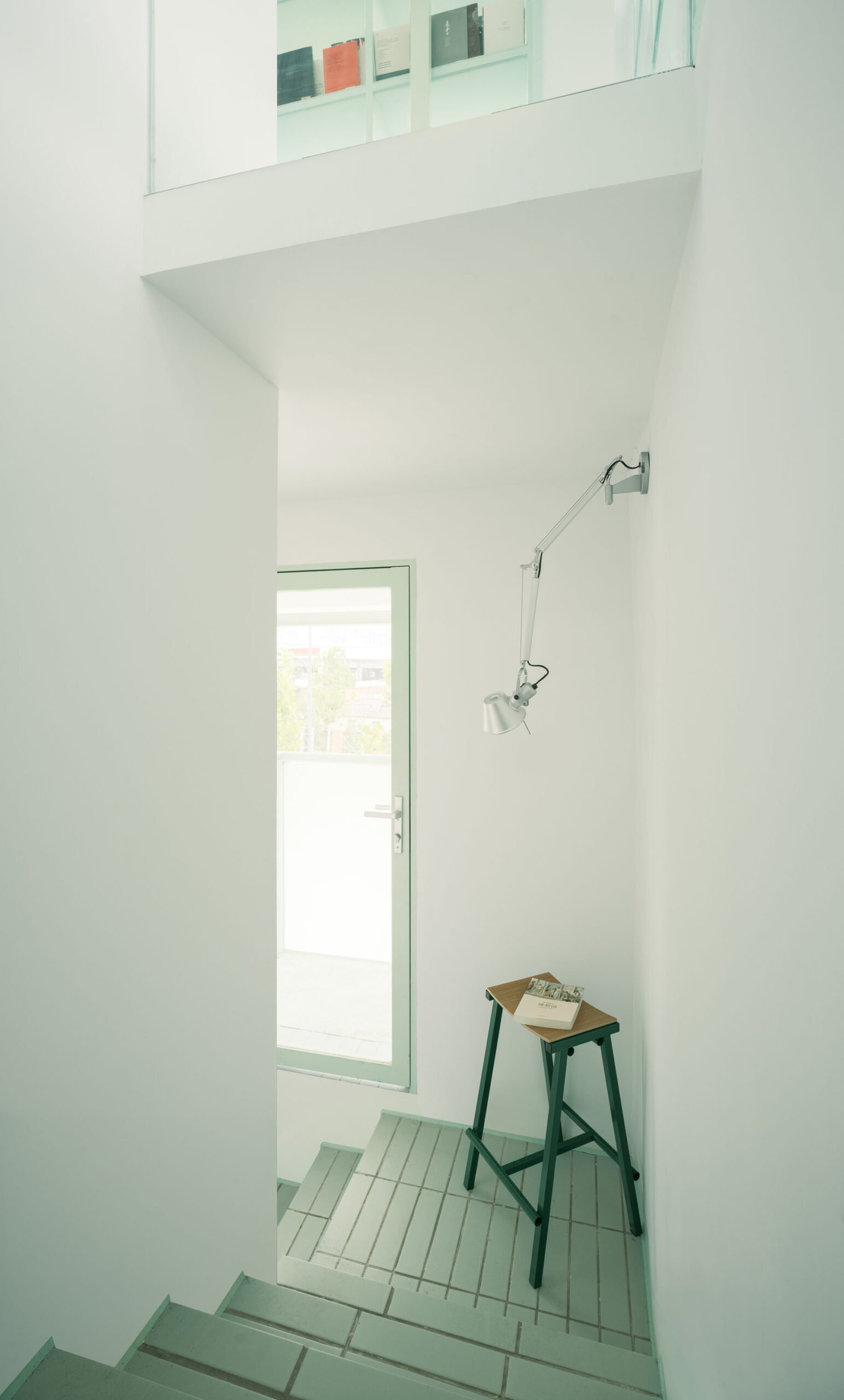 〈とても小さな24時間営業の本屋(A Very Small 24-hour Bookstore)〉