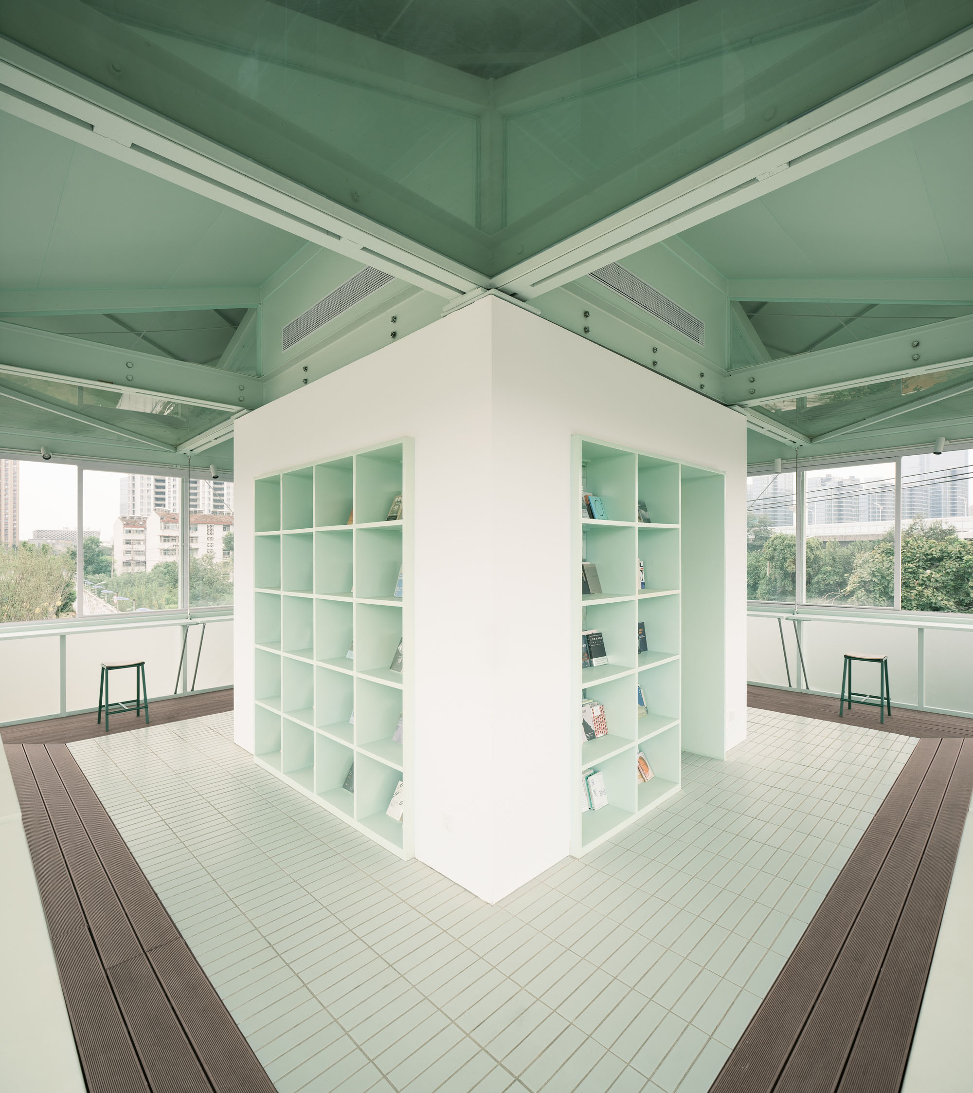 〈とても小さな24時間営業の本屋(A Very Small 24-hour Bookstore)〉