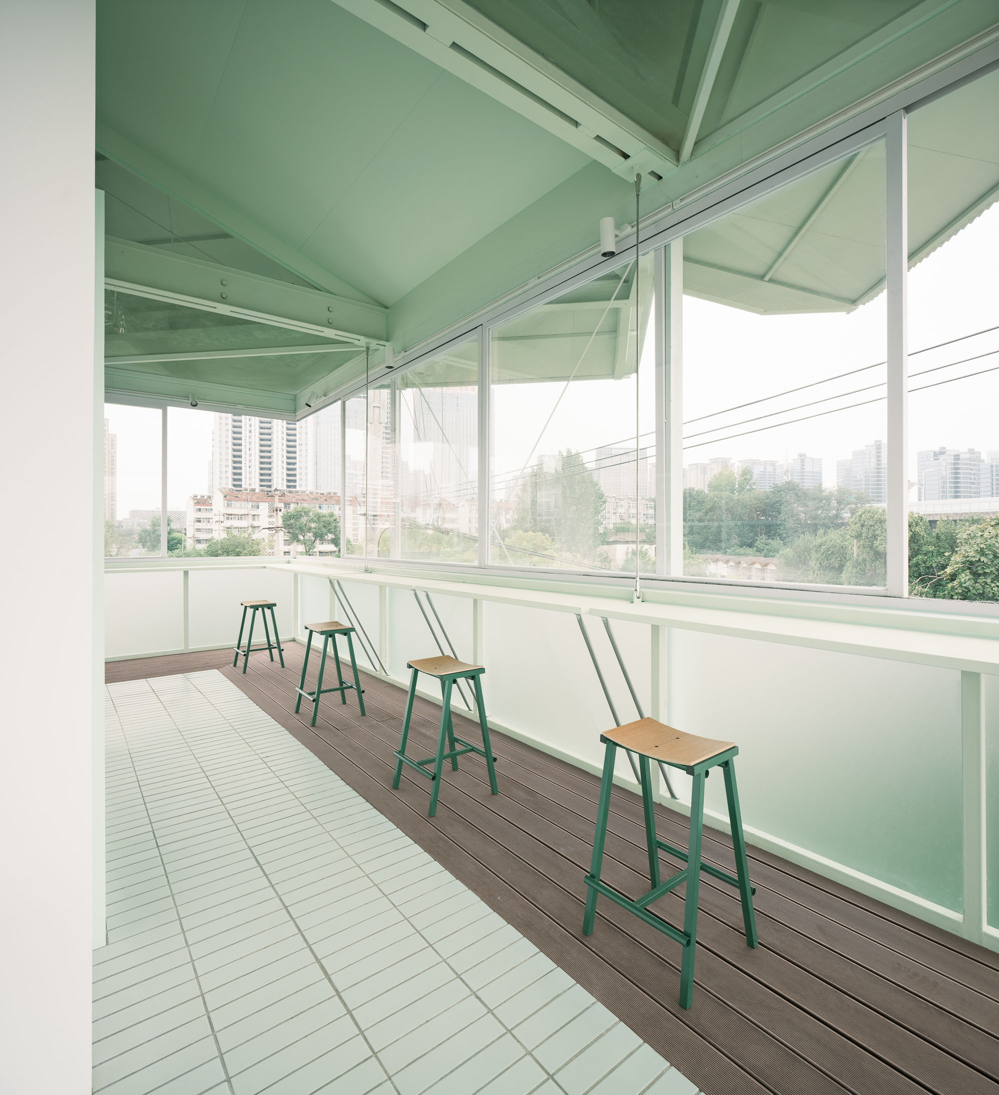 〈とても小さな24時間営業の本屋(A Very Small 24-hour Bookstore)〉