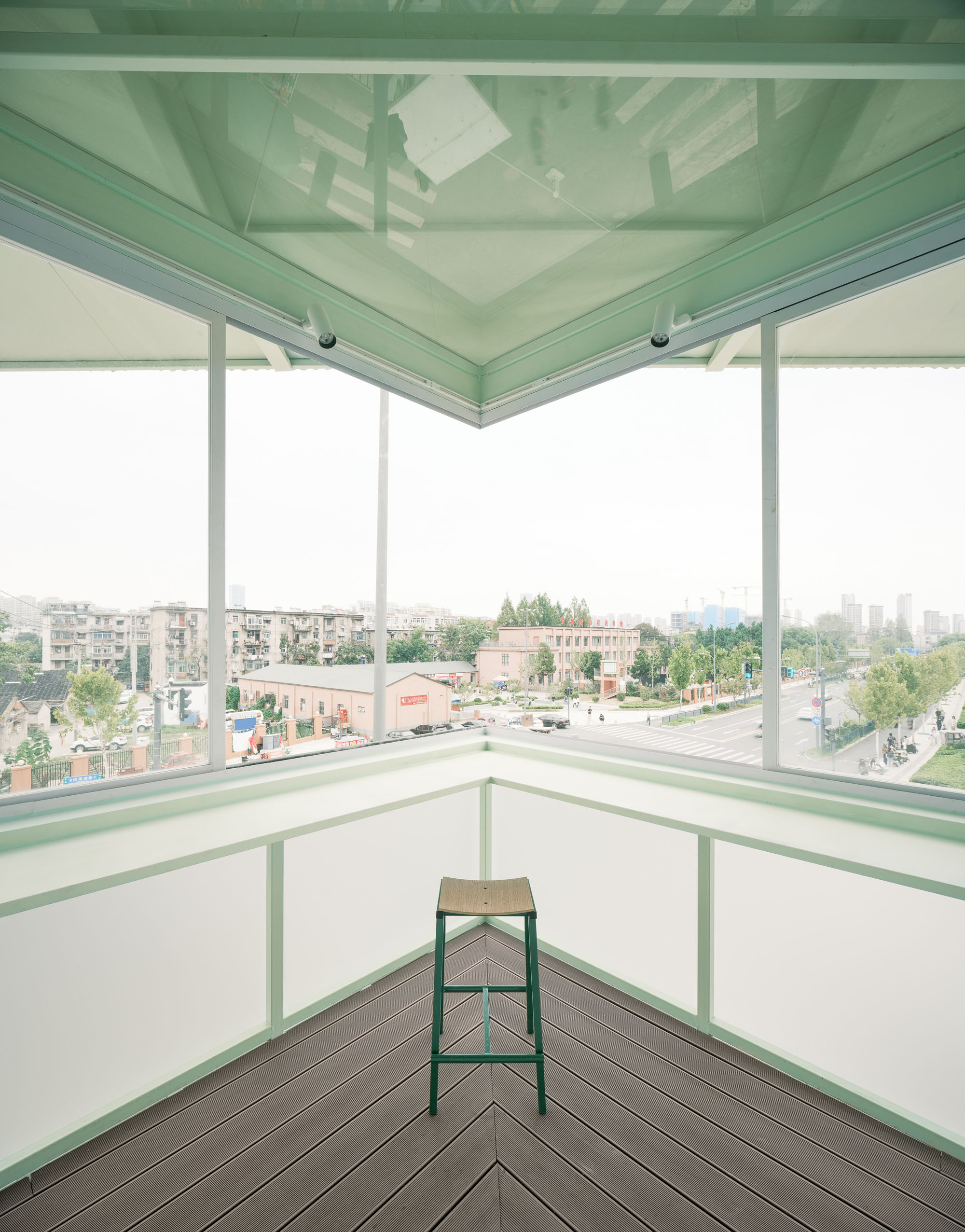 〈とても小さな24時間営業の本屋(A Very Small 24-hour Bookstore)〉