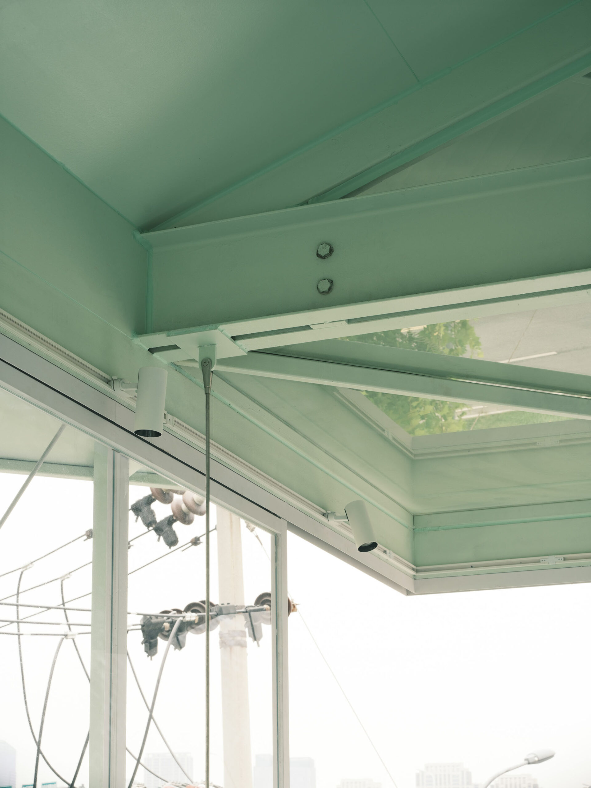 〈とても小さな24時間営業の本屋(A Very Small 24-hour Bookstore)〉