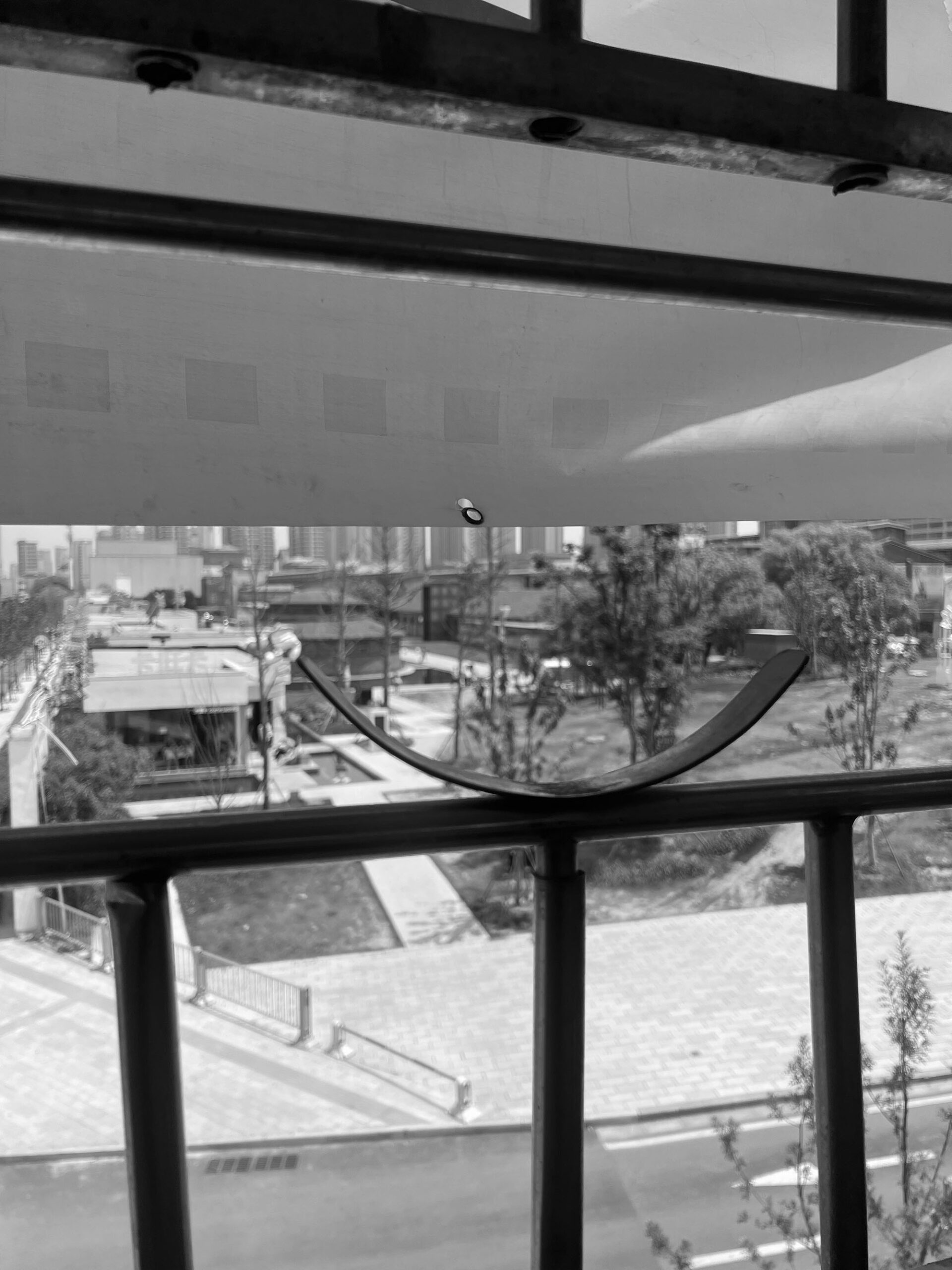 〈とても小さな24時間営業の本屋(A Very Small 24-hour Bookstore)〉