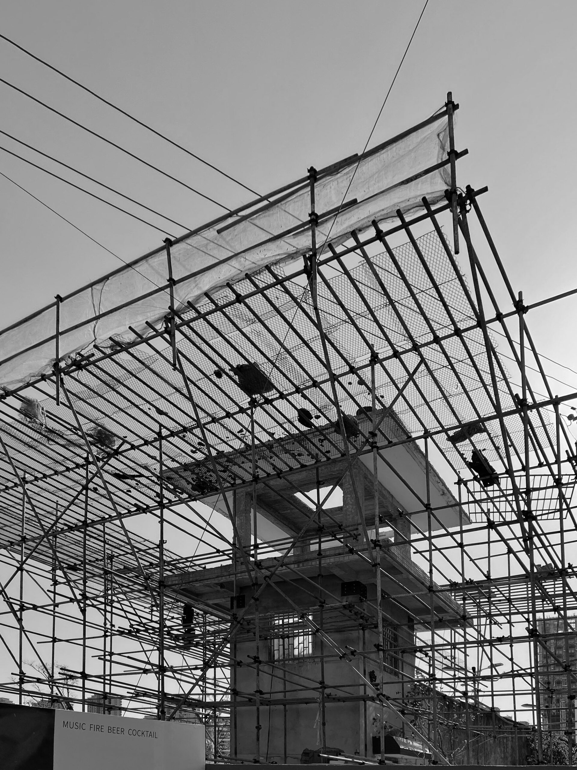 〈とても小さな24時間営業の本屋(A Very Small 24-hour Bookstore)〉