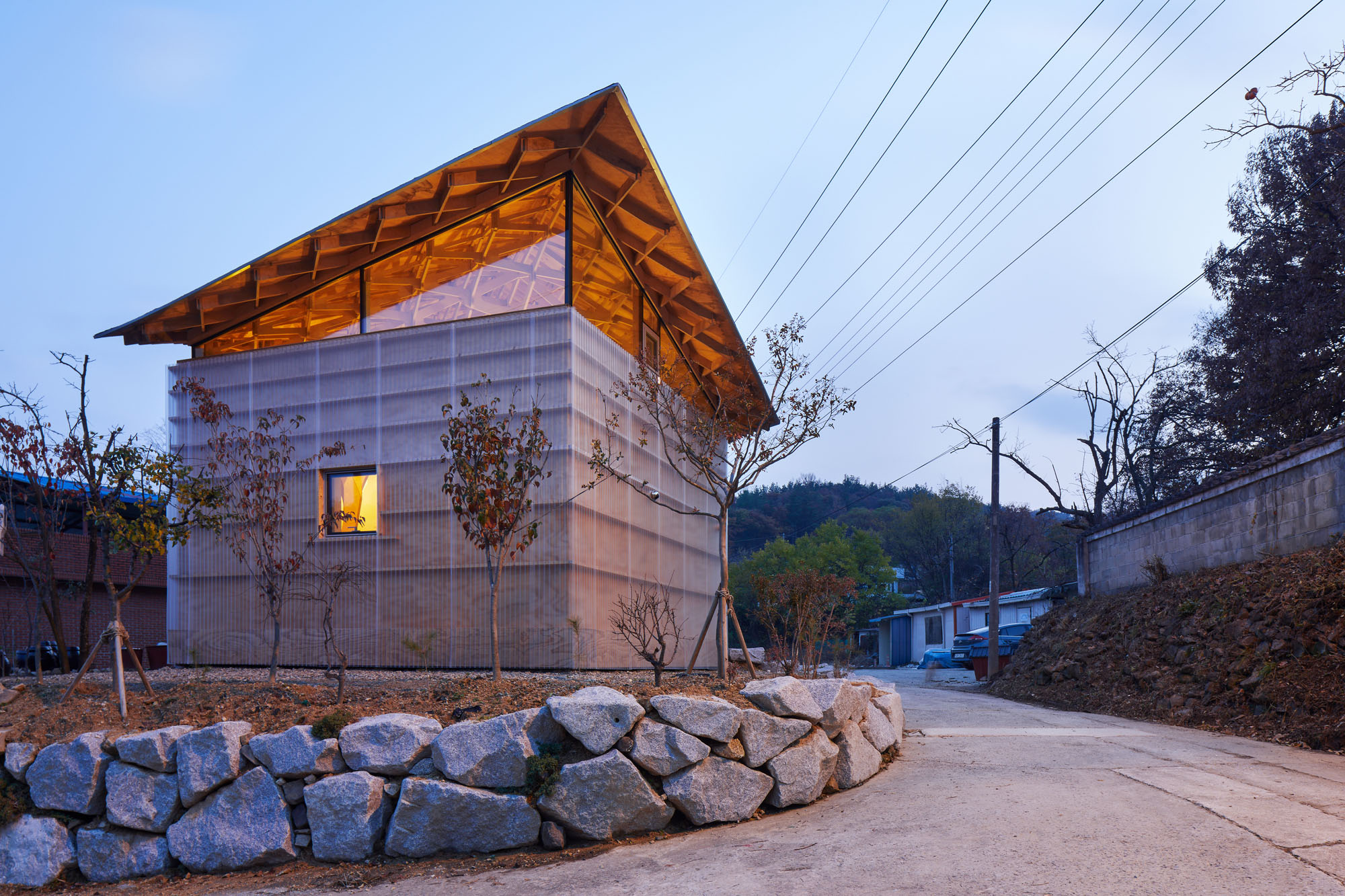 〈3本の木の家（The House of Three Trees）〉JK-AR（Jae Kim Architects & Researchers）