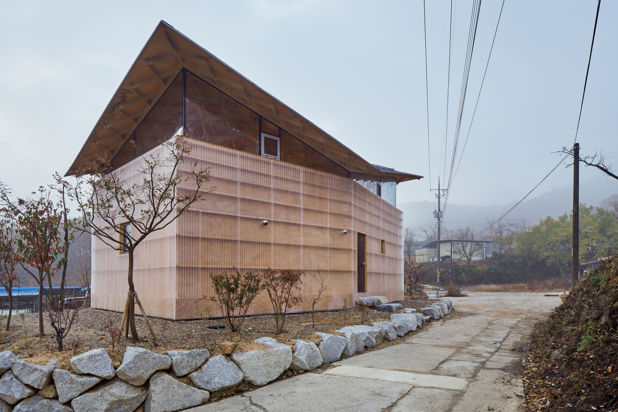 〈3本の木の家（The House of Three Trees）〉JK-AR（Jae Kim Architects & Researchers）