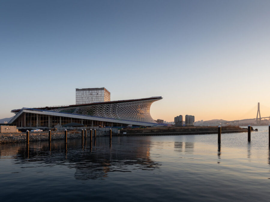 韓国の水辺に現れたスノヘッタの最新作〈釜山オペラハウス〉の建設写真が公開