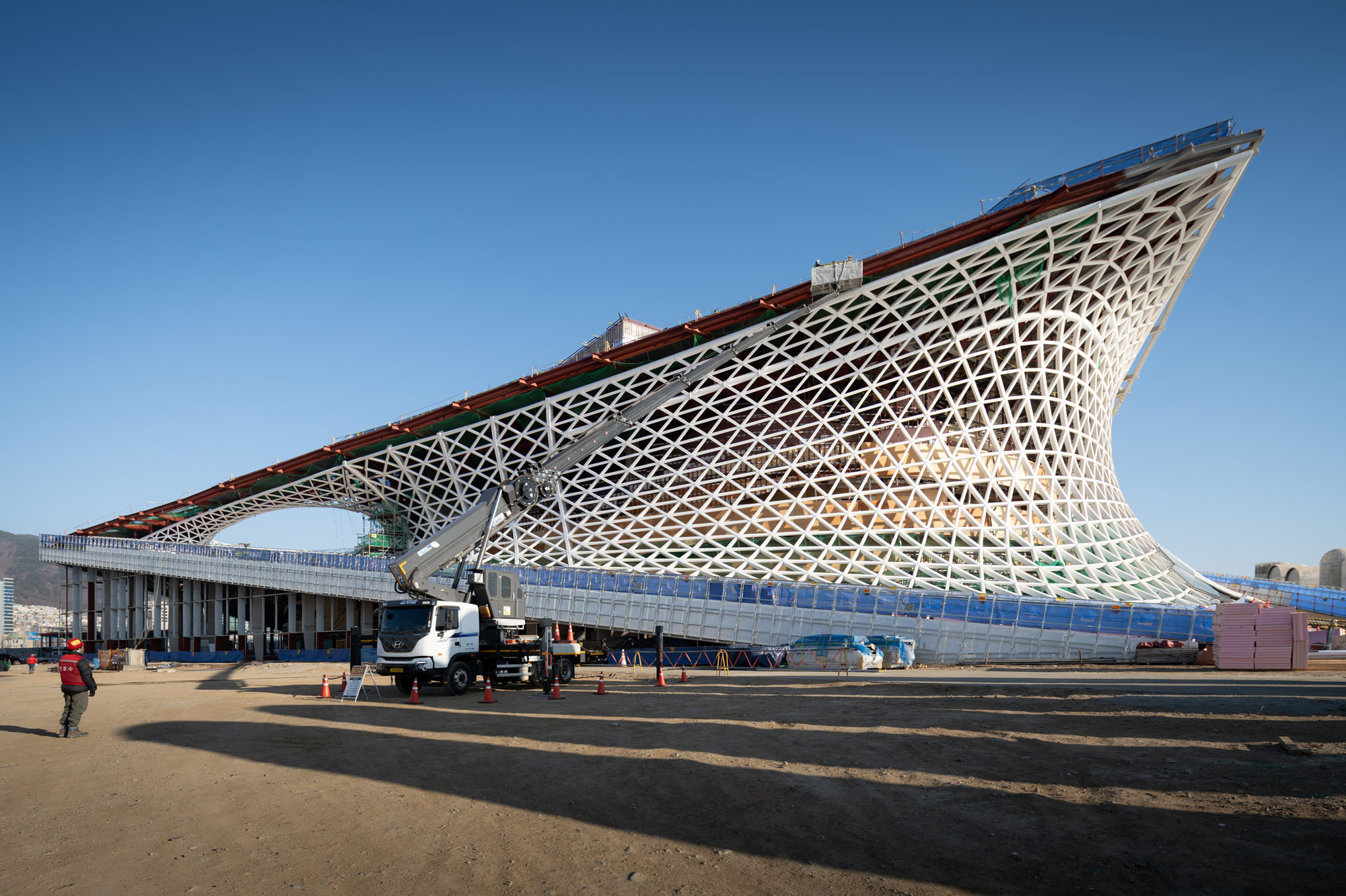 〈釜山オペラハウス（Busan Opera House）〉スノヘッタ（Snøhetta）