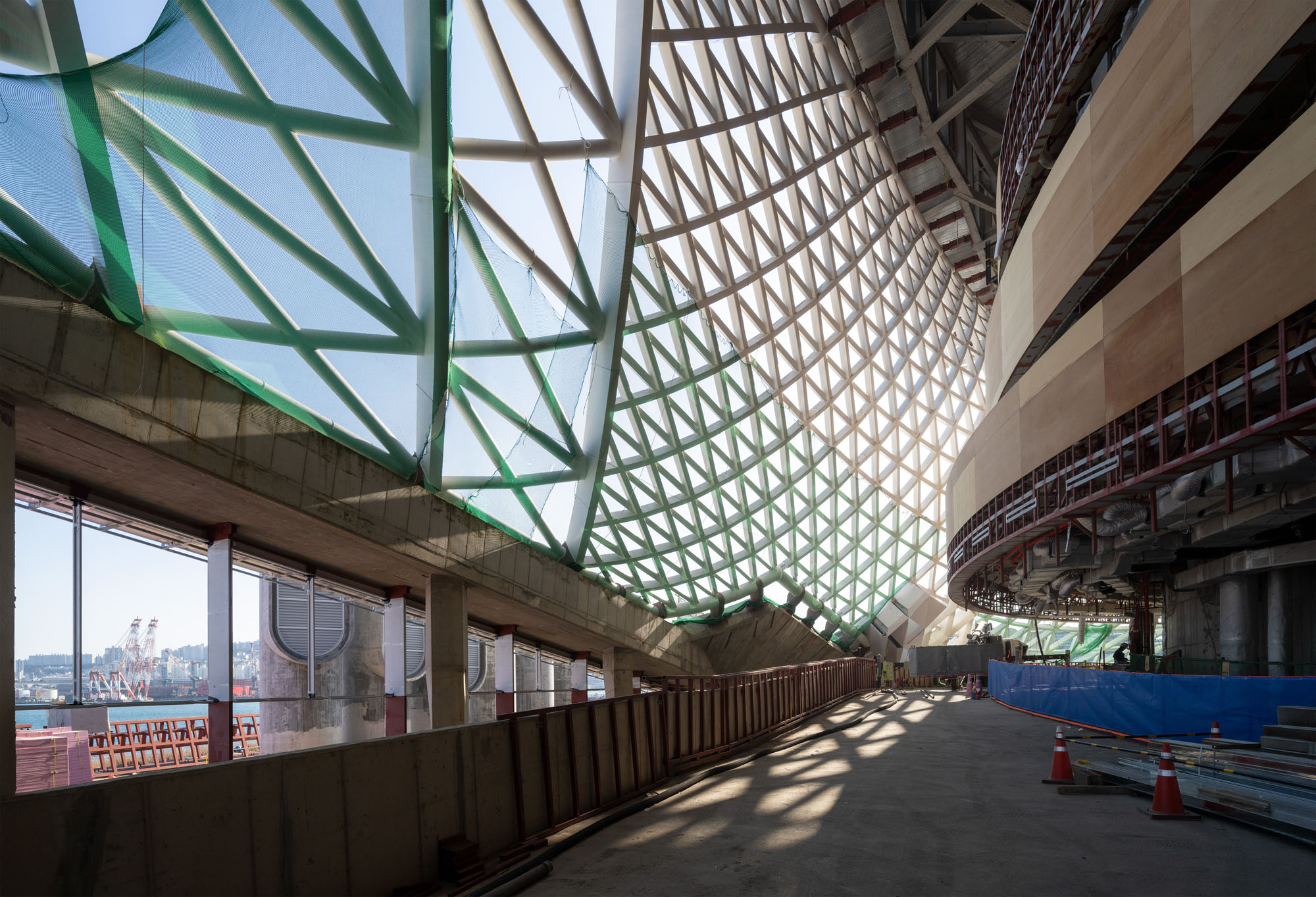 〈釜山オペラハウス（Busan Opera House）〉スノヘッタ（Snøhetta）