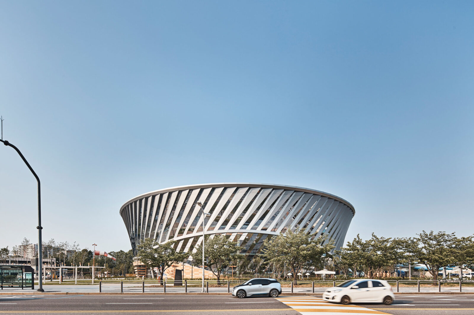 韓国の空港にそびえる巨大なタービン型博物館〈韓国国立航空博物館〉HAEAHN Architecture