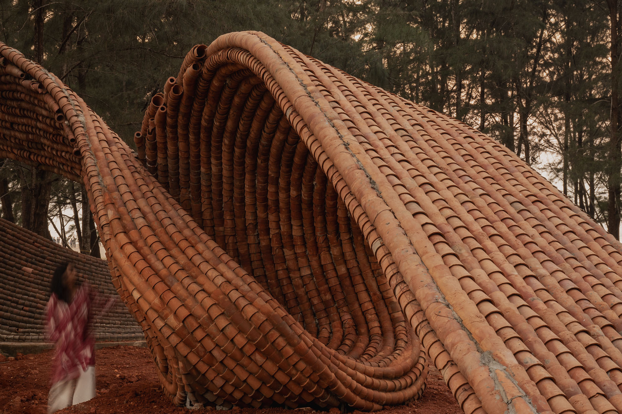 〈クルハド・パビリオン（Kulhad Pavilion）〉ウォールメーカーズ（WALLMAKERS）