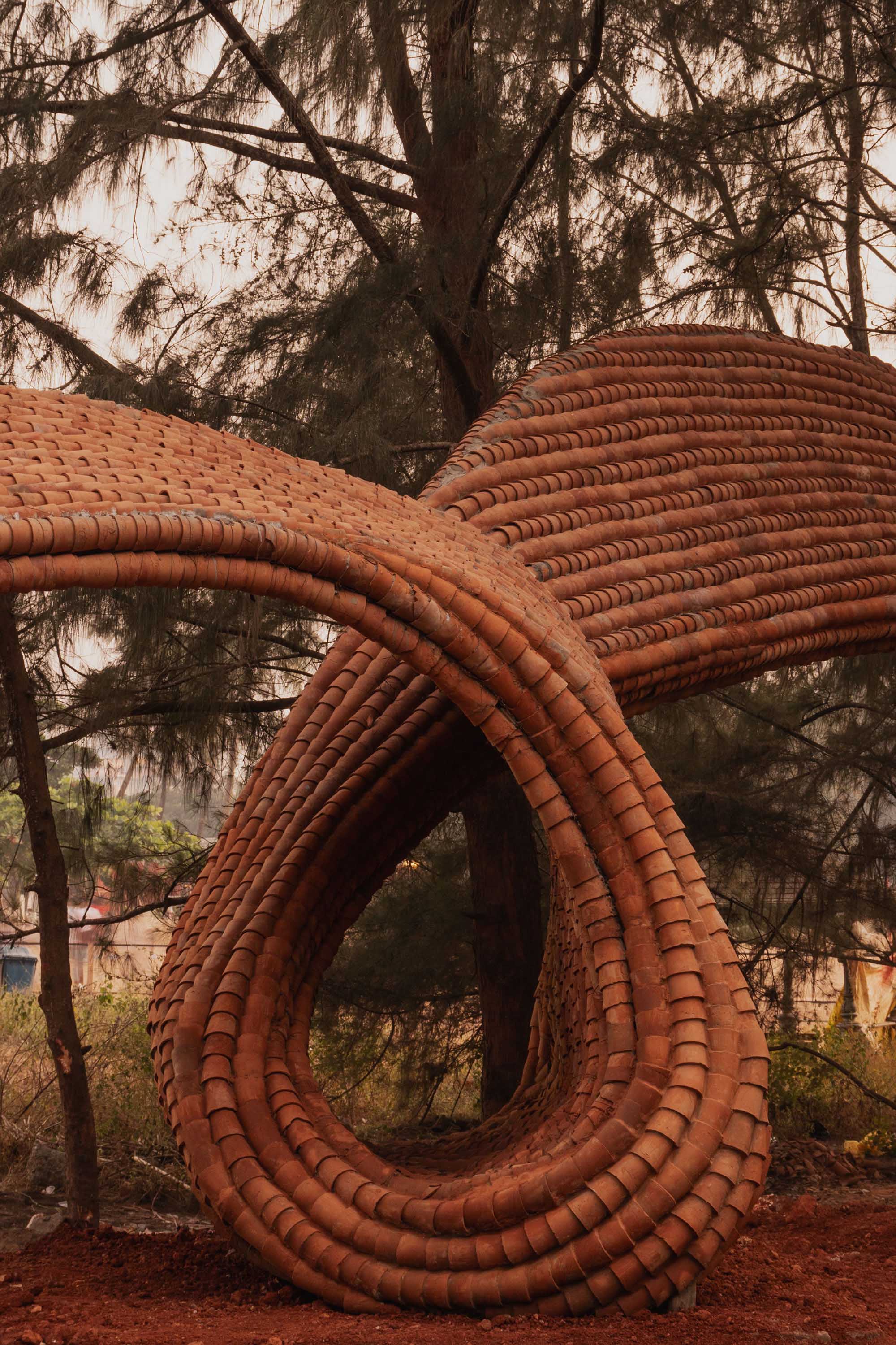 〈クルハド・パビリオン（Kulhad Pavilion）〉ウォールメーカーズ（WALLMAKERS）