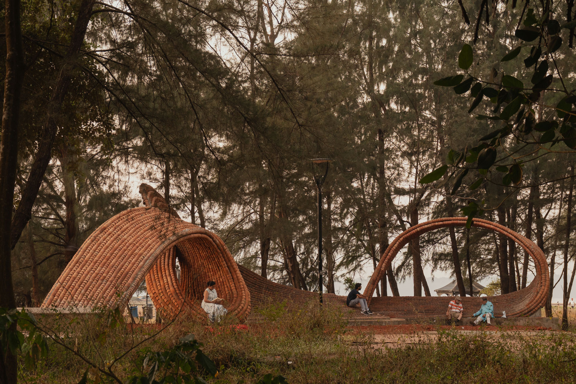 〈クルハド・パビリオン（Kulhad Pavilion）〉ウォールメーカーズ（WALLMAKERS）