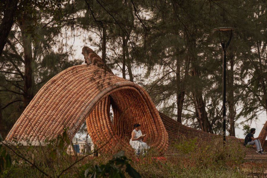 インドの原風景に根差す、18,000の泥カップでつくる〈クルハド・パビリオン〉ウォールメーカーズ