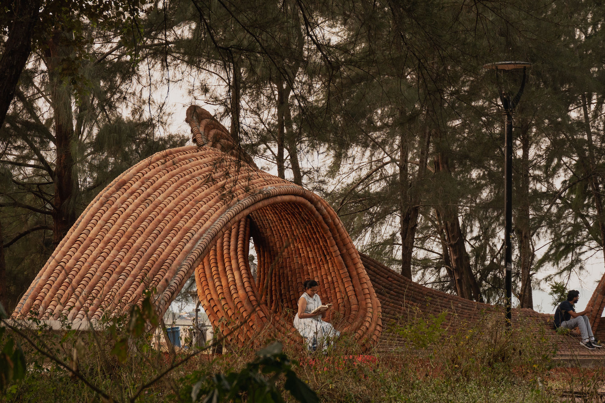 〈クルハド・パビリオン（Kulhad Pavilion）〉ウォールメーカーズ（WALLMAKERS）