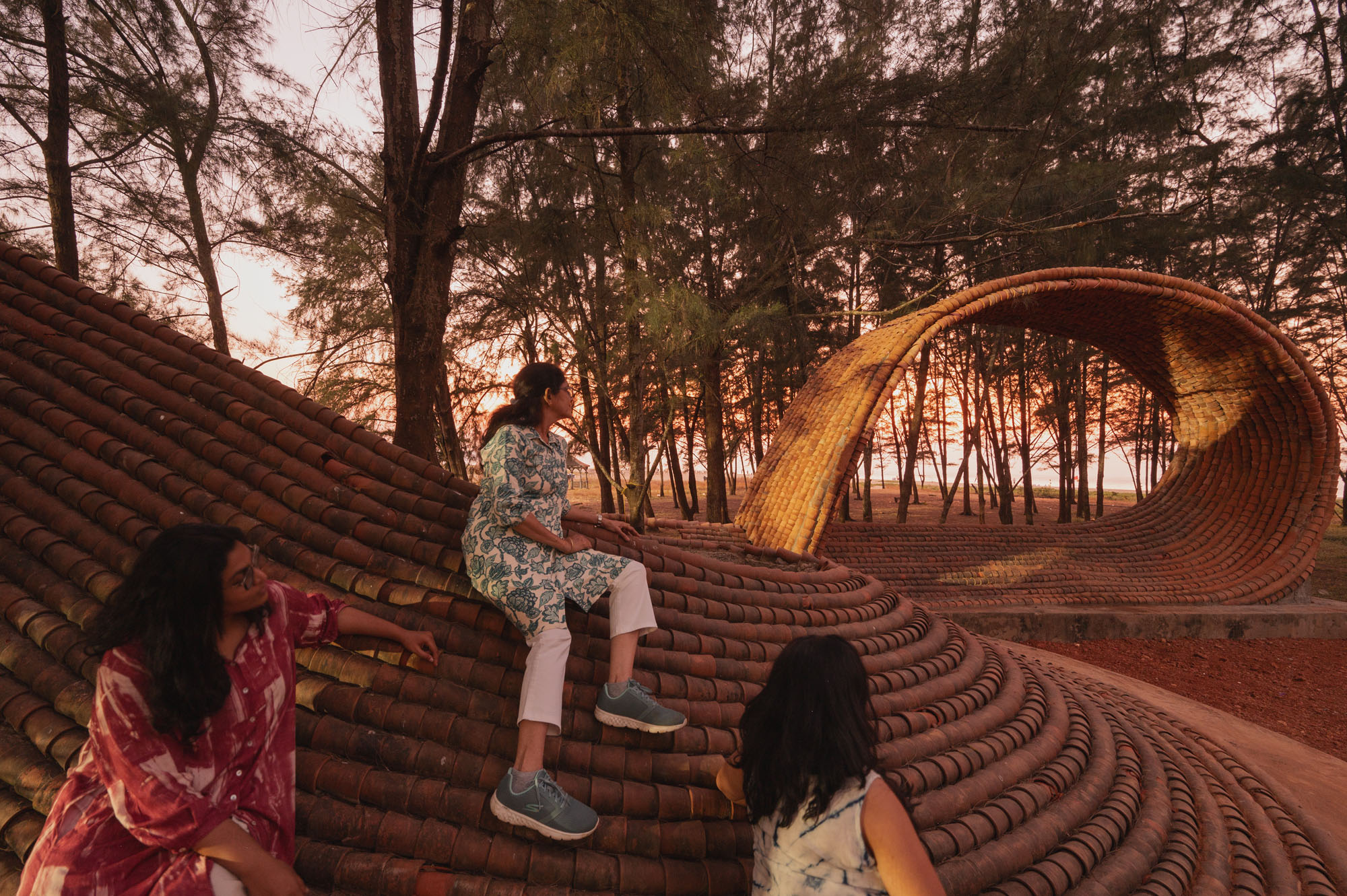 〈クルハド・パビリオン（Kulhad Pavilion）〉ウォールメーカーズ（WALLMAKERS）