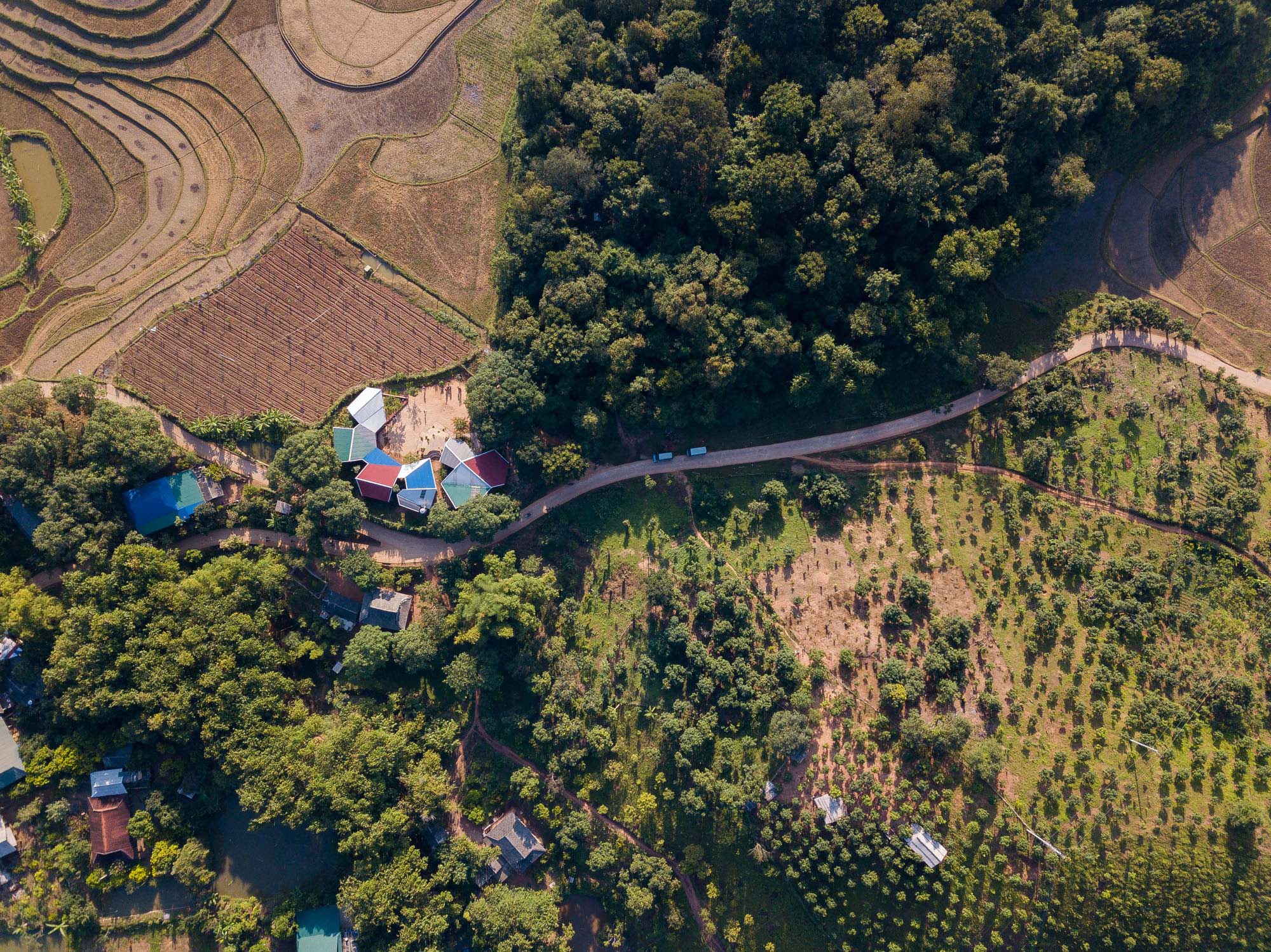 〈ナ・クオン学校（Na Khoang School）〉1 + 1＞2アーキテクツ（1+1>2 Architects）