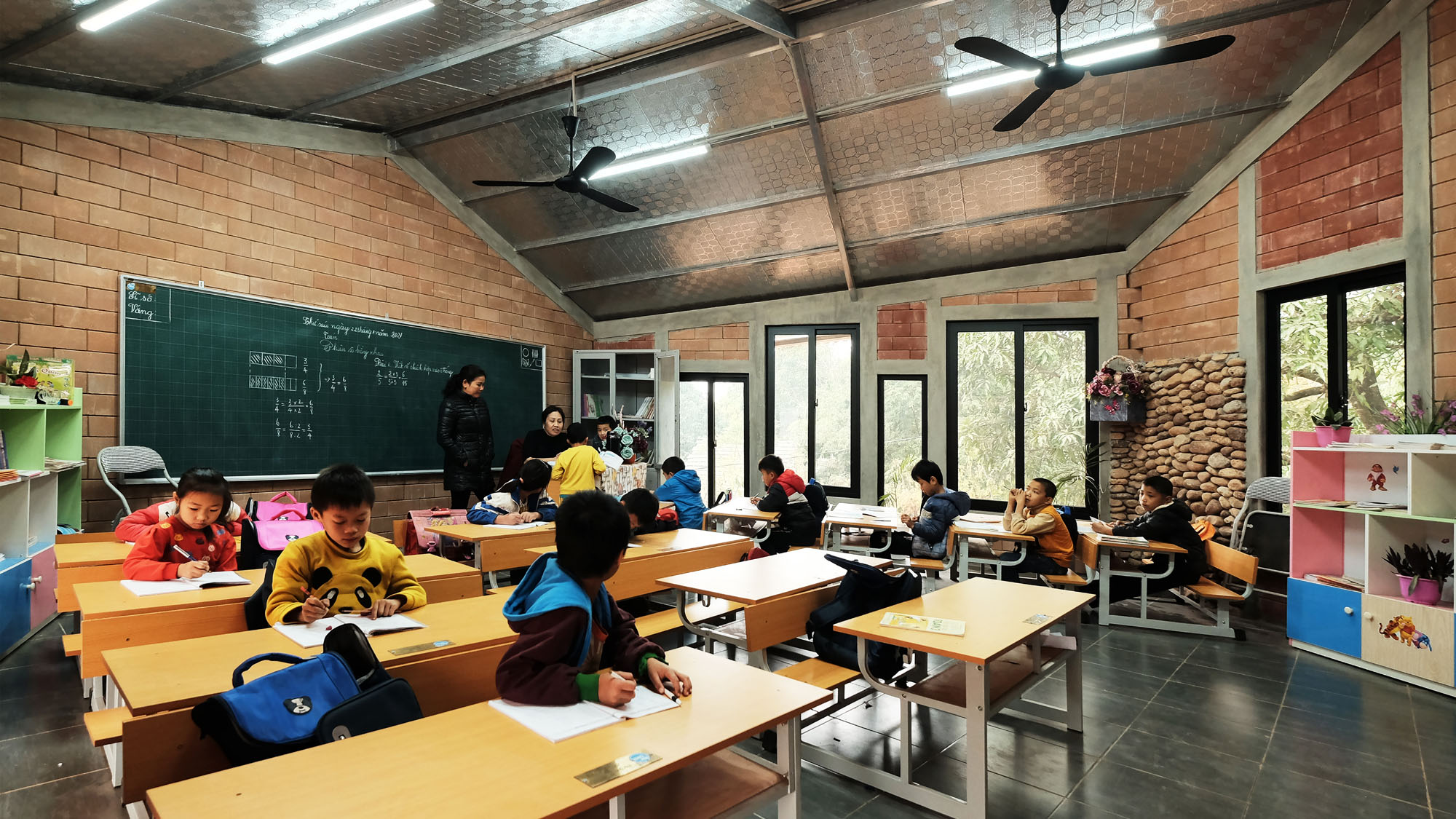 〈ナ・クオン学校（Na Khoang School）〉1 + 1＞2アーキテクツ（1+1>2 Architects）